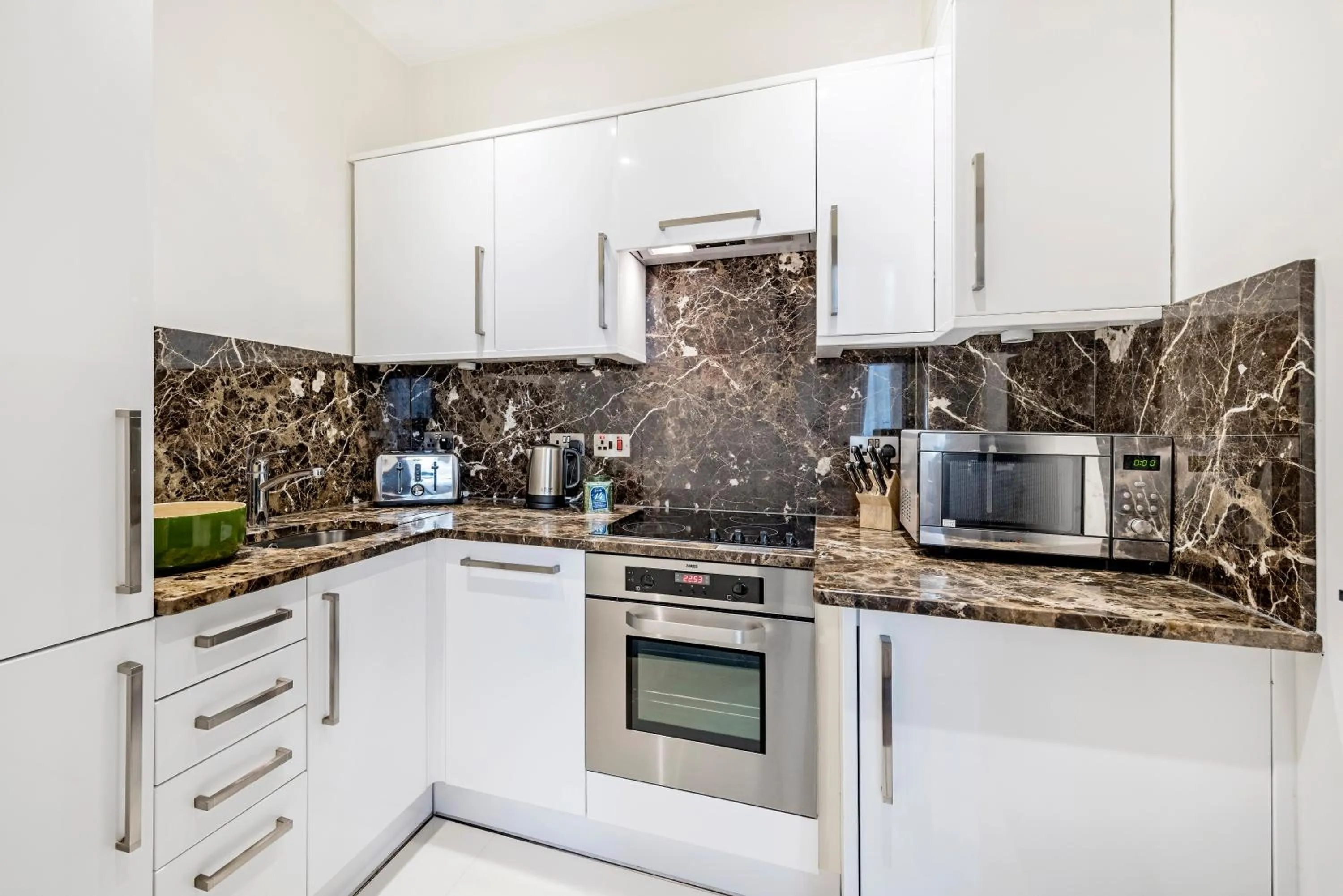 kitchen in 130 Queen's Gate Apartments
