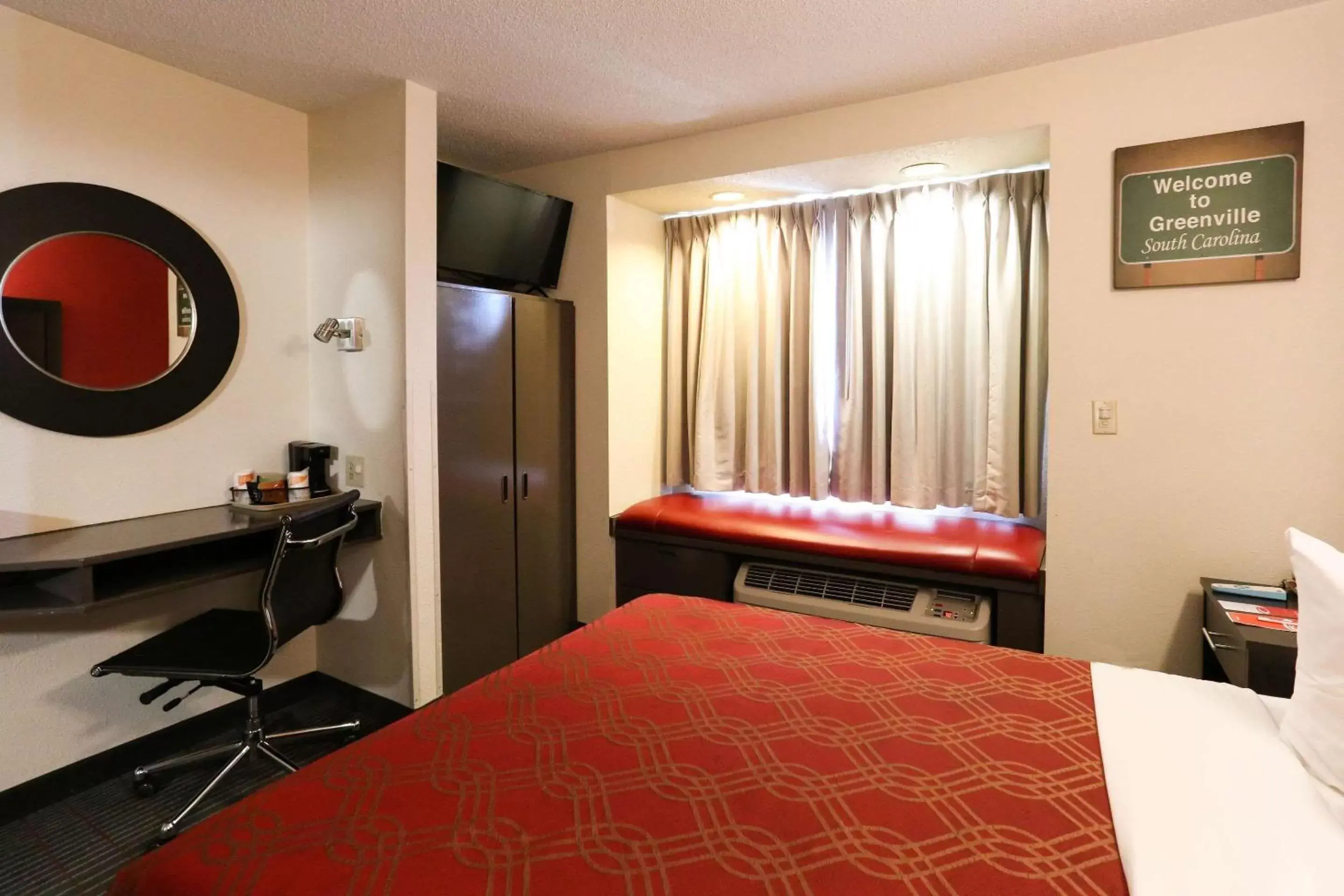 Photo of the whole room, Bed in Econo Lodge Inn and Suites Greenville