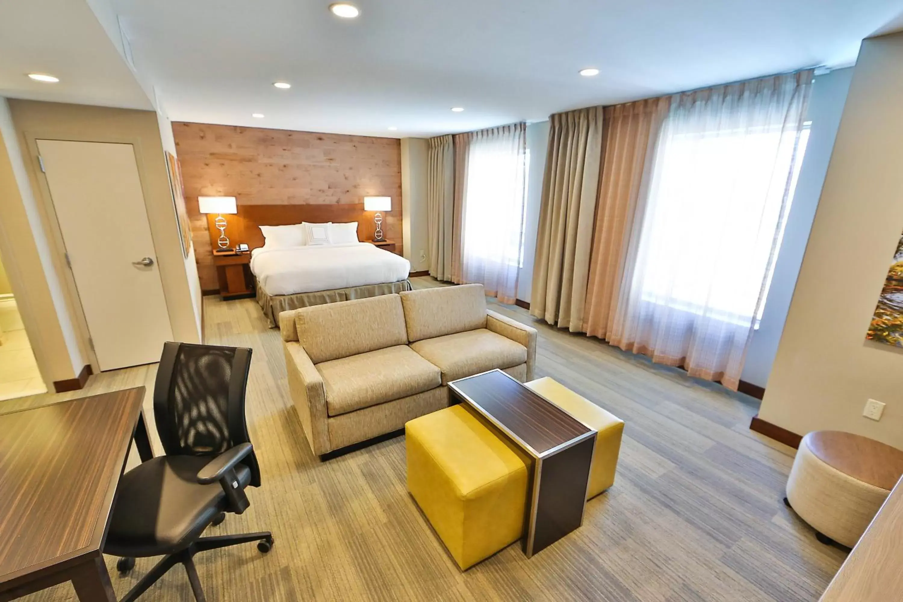 Photo of the whole room, Seating Area in Fairfield Inn & Suites by Marriott Savannah Midtown
