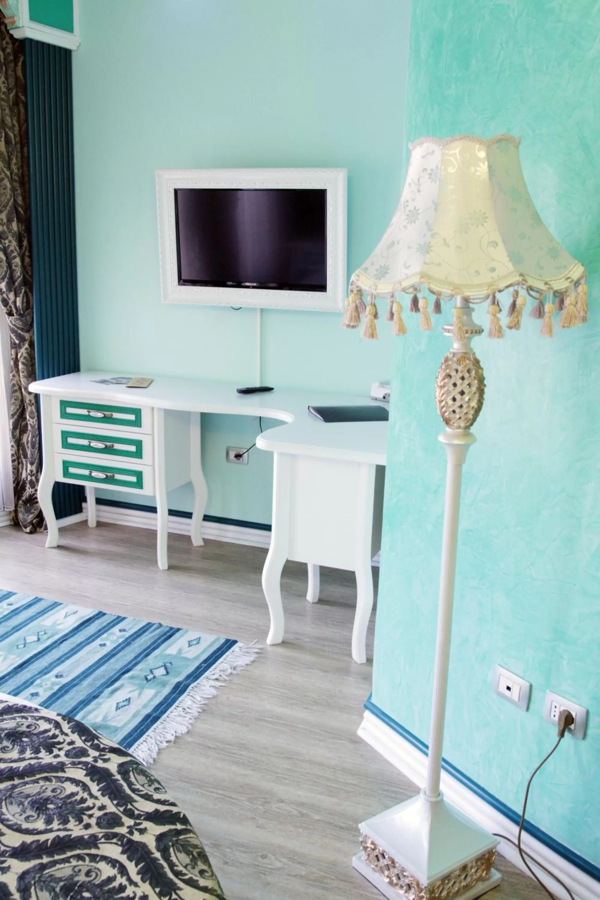 Communal lounge/ TV room, Bed in Hotel Villa Fernando Tirana