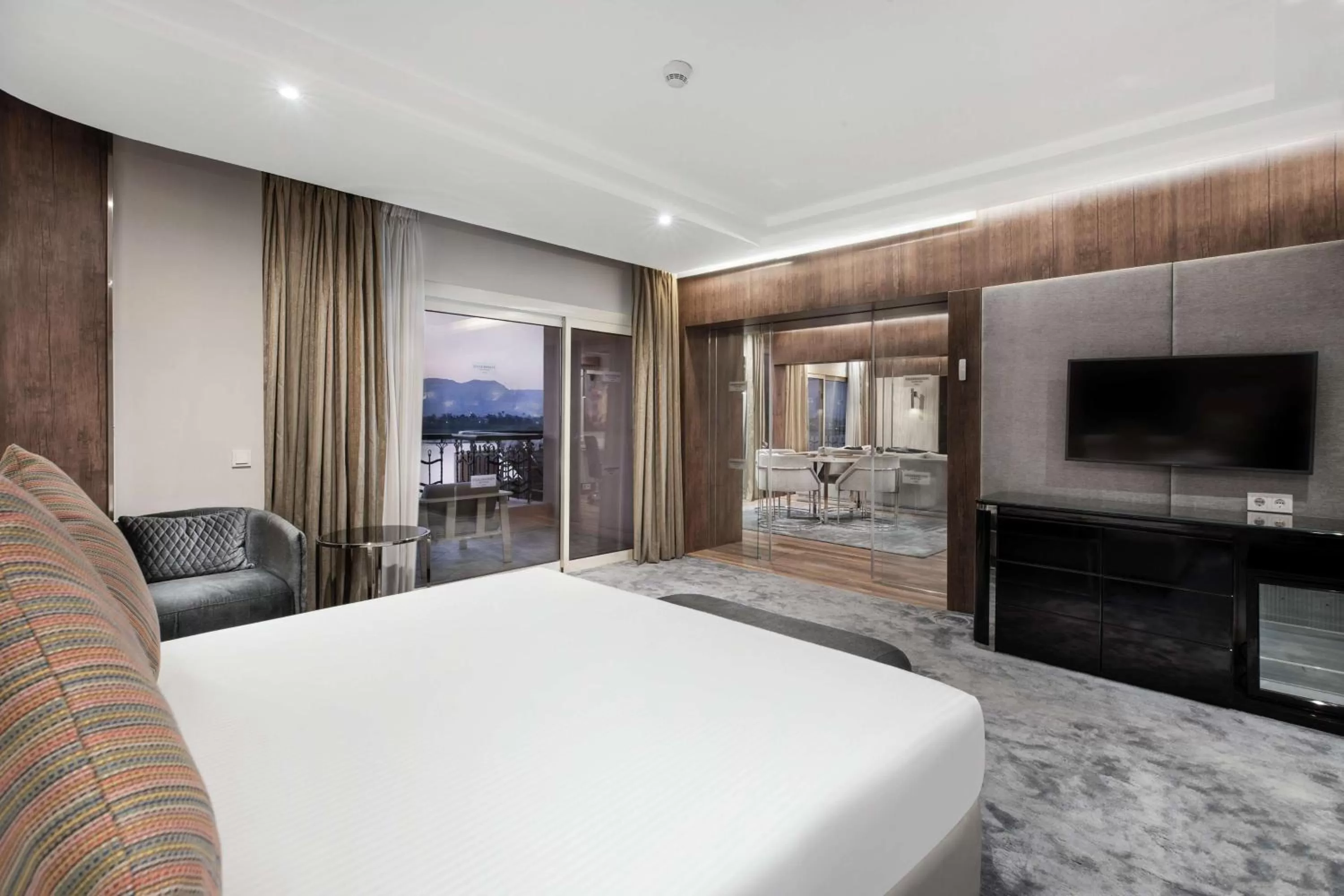 Bedroom, Bed in Steigenberger Nile Palace Luxor - Convention Center