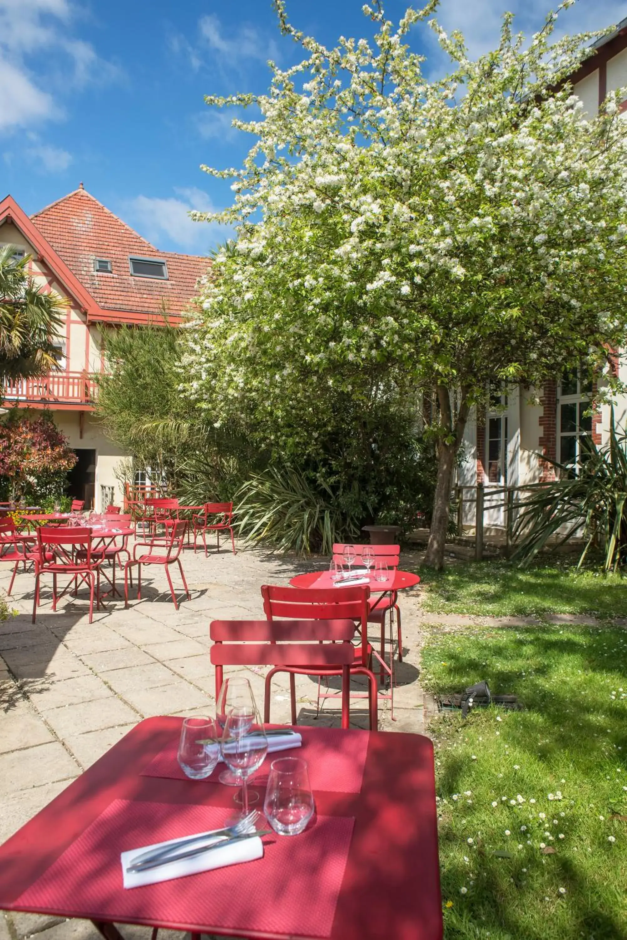 Patio in Hôtel Le Saint Christophe