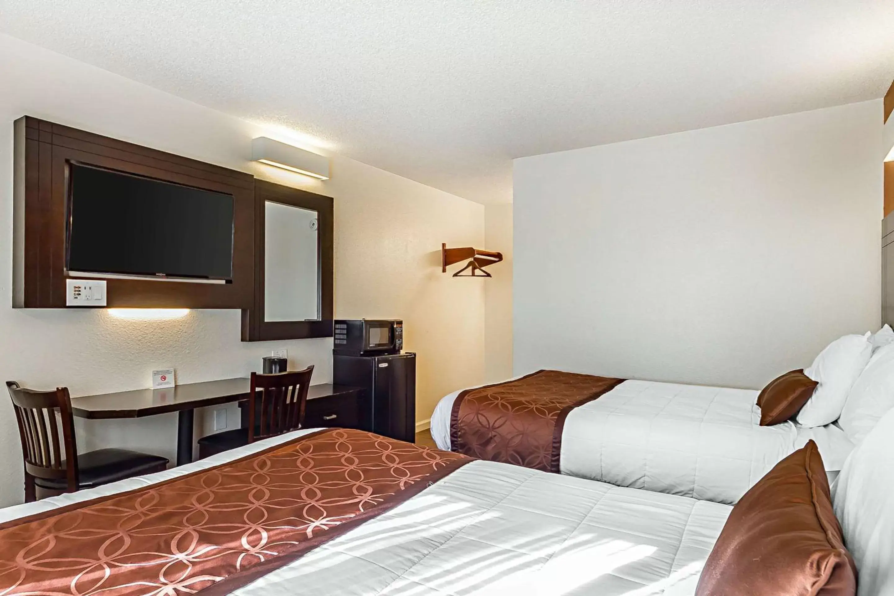 Photo of the whole room, Bed in Rodeway Inn - Rohnert Park