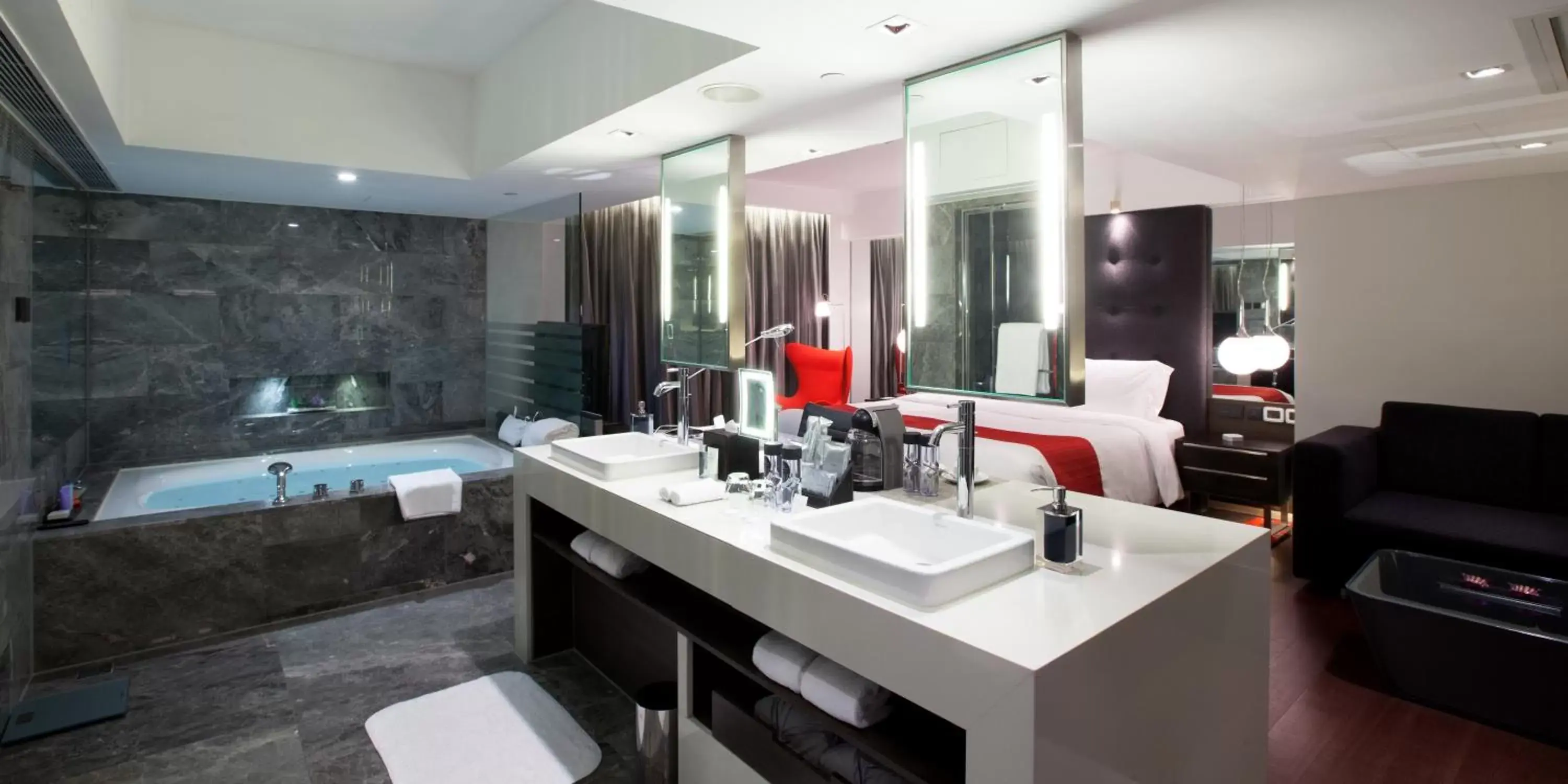 Bath, Bathroom in The Mira Hong Kong