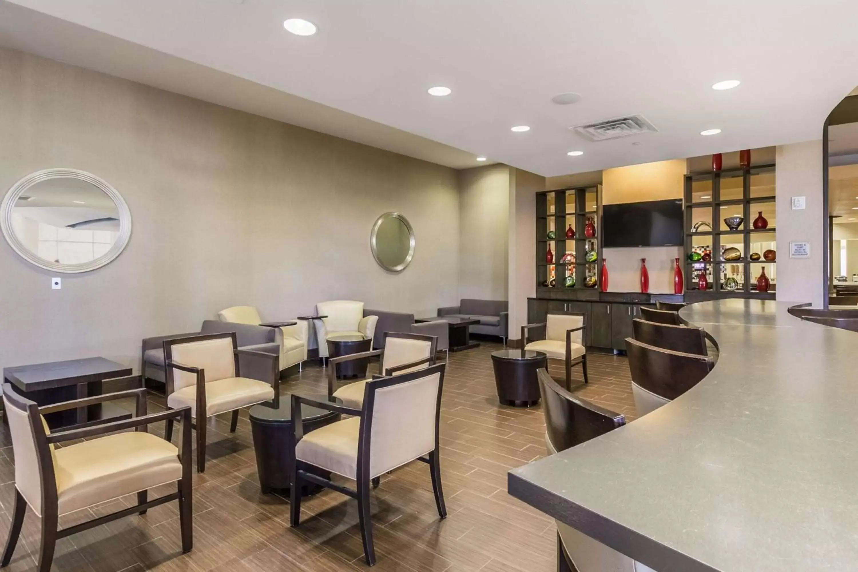 Dining area, Restaurant/Places to Eat in Embassy Suites by Hilton Newark Airport