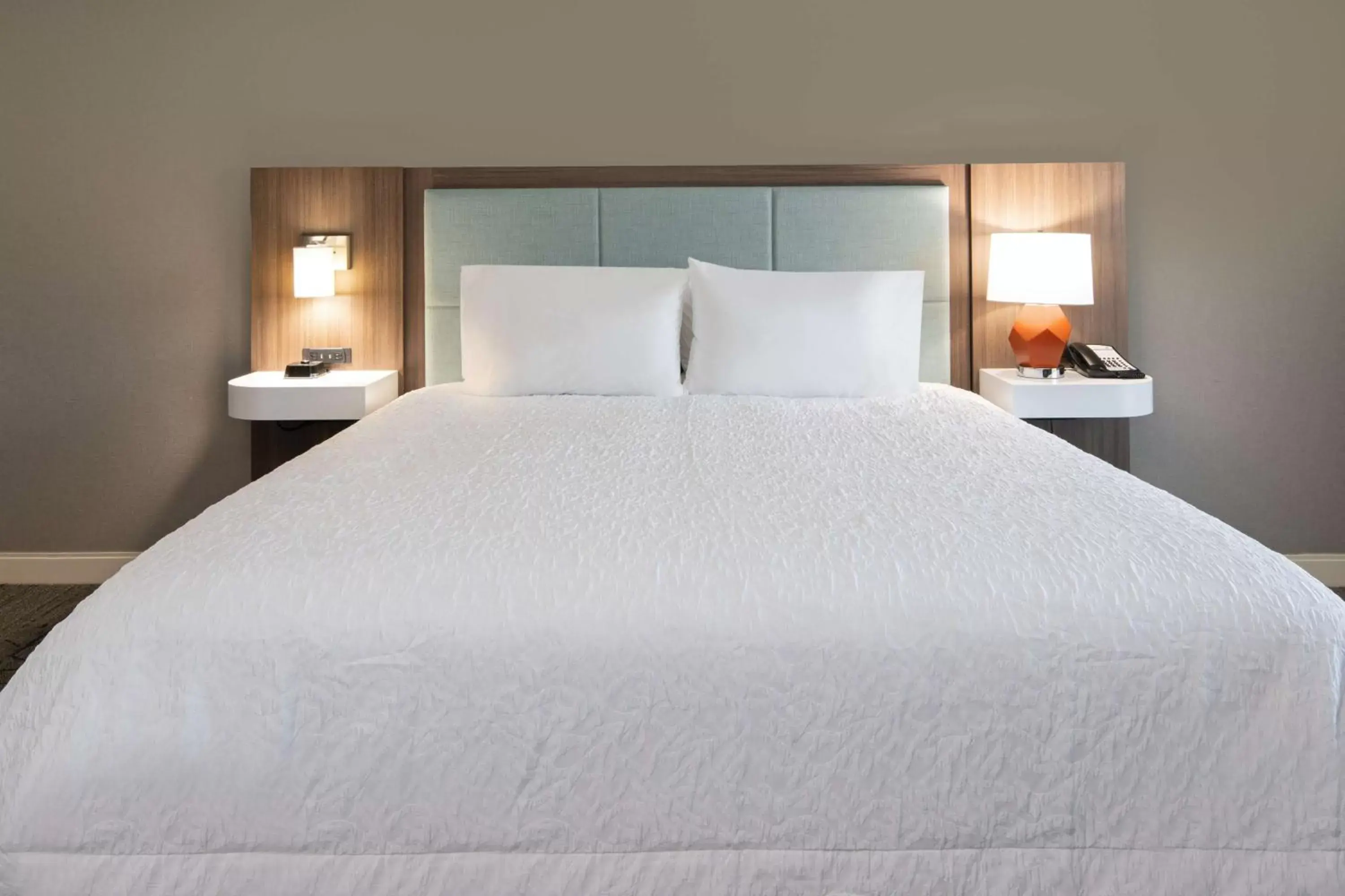 Bed in Hampton Inn & Suites Gilroy, Ca