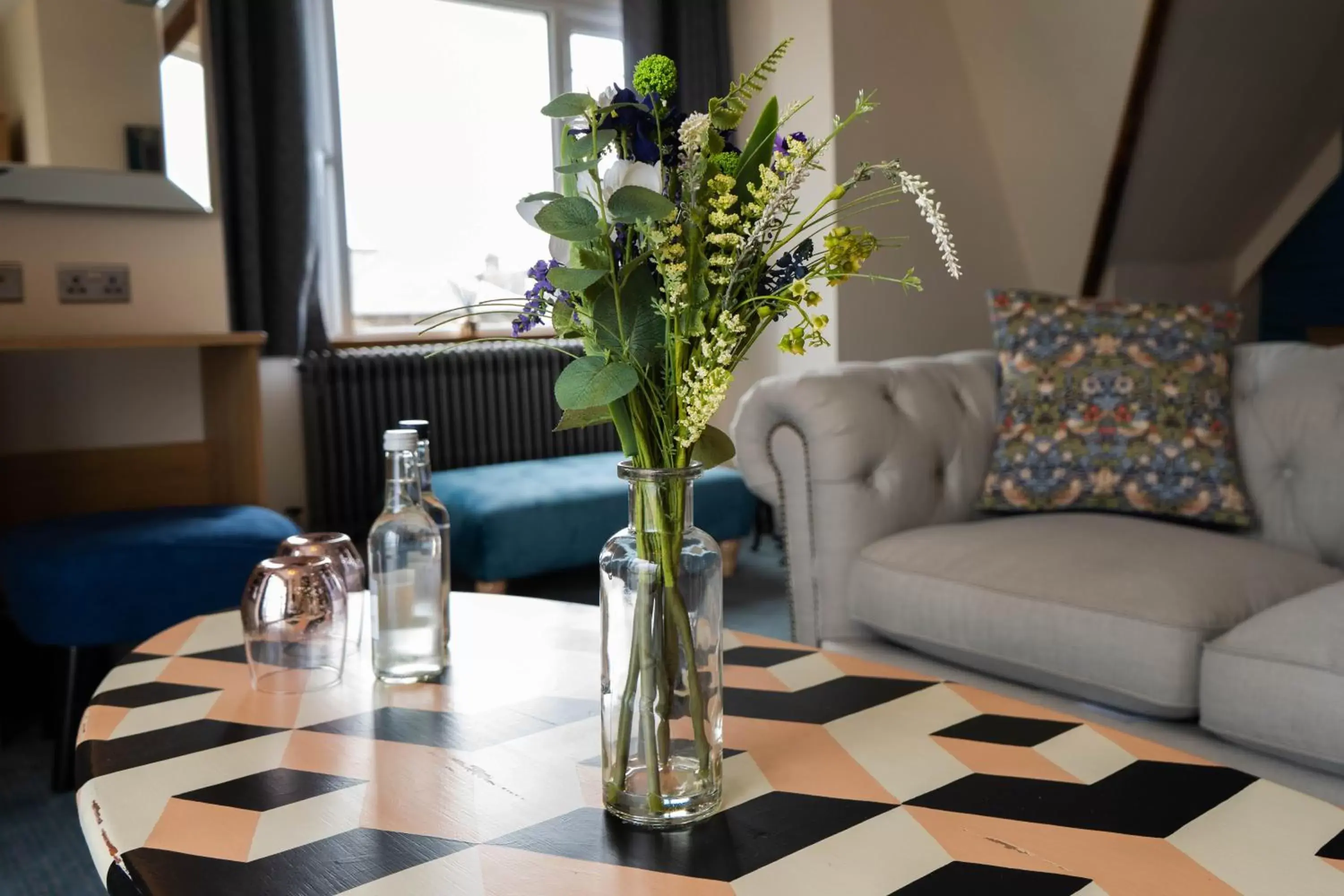 Bedroom, Seating Area in Marine Lodge