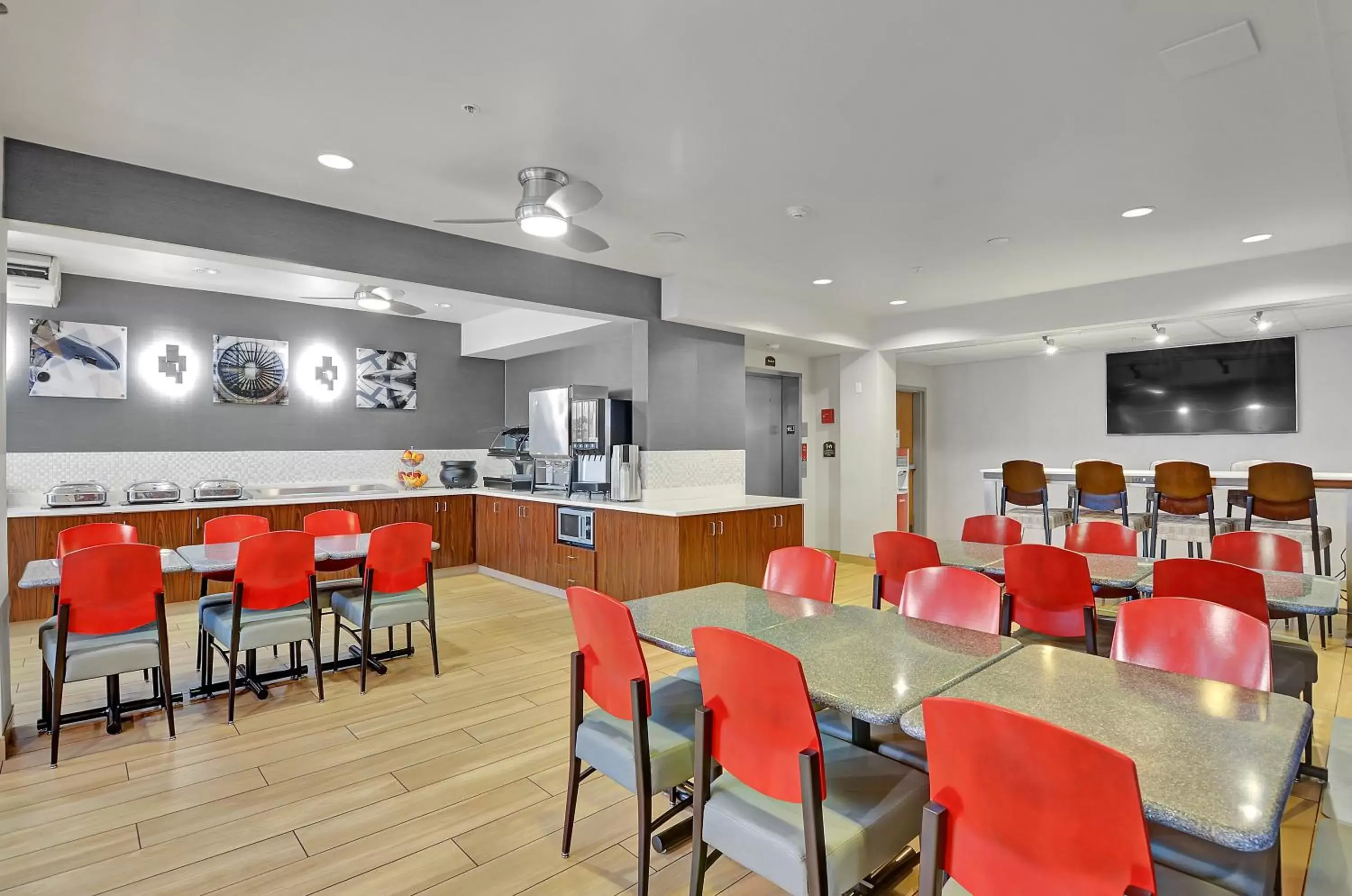 Communal lounge/ TV room, Restaurant/Places to Eat in Executive Residency by Best Western Navigator Inn & Suites