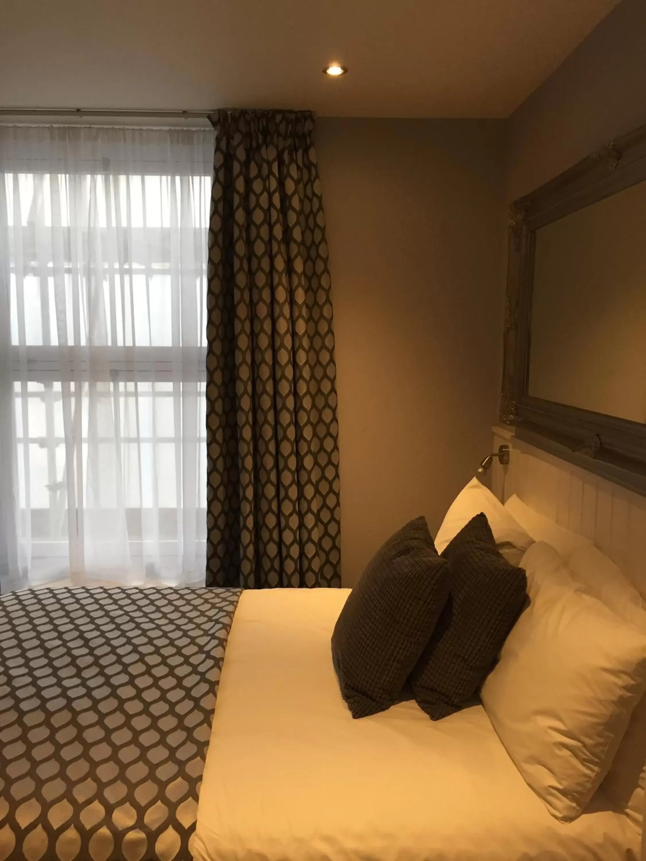 Bedroom, Bed in Carlton Hotel