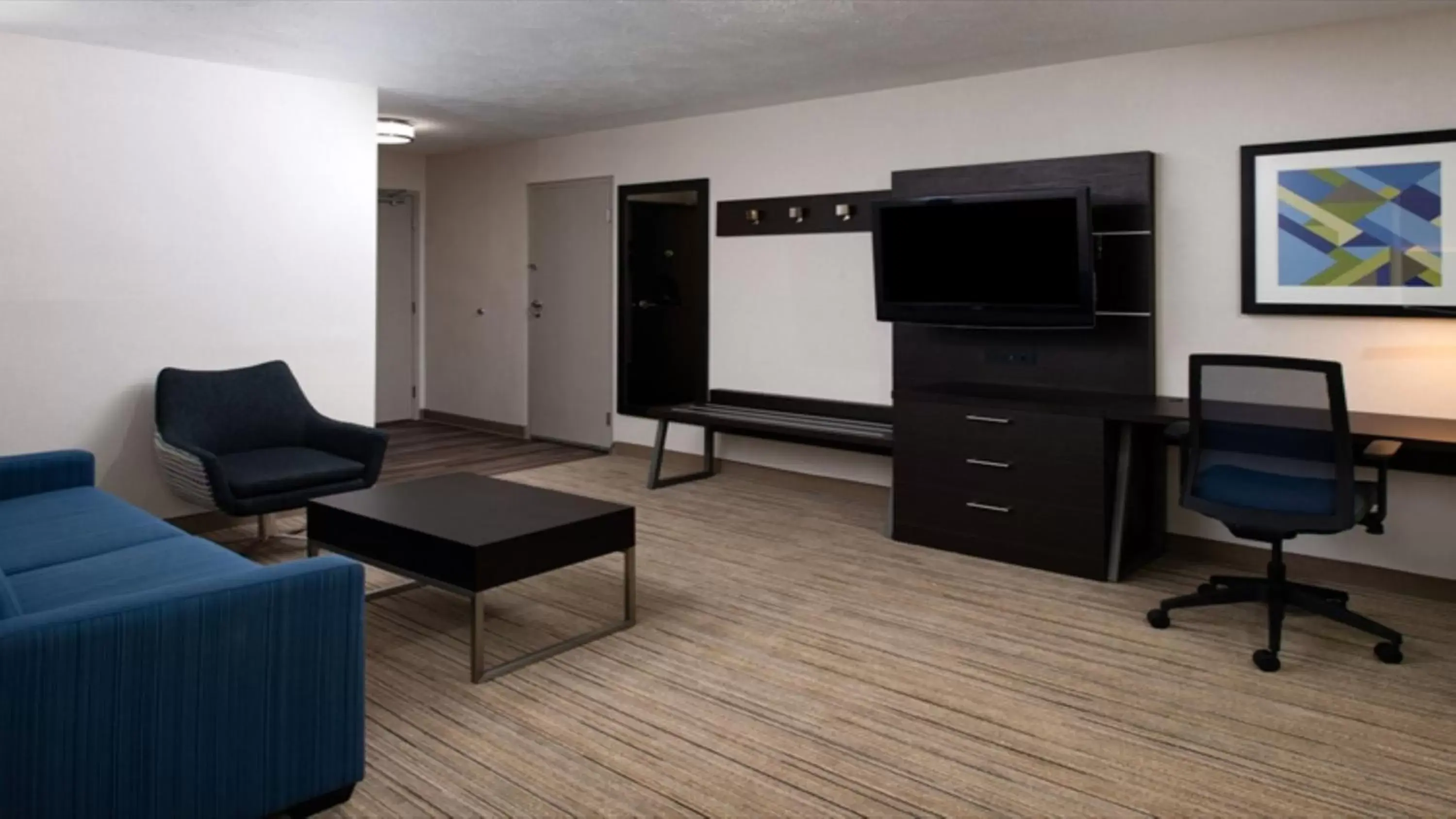 Photo of the whole room, Seating Area in Holiday Inn Express Cincinnati West, an IHG Hotel