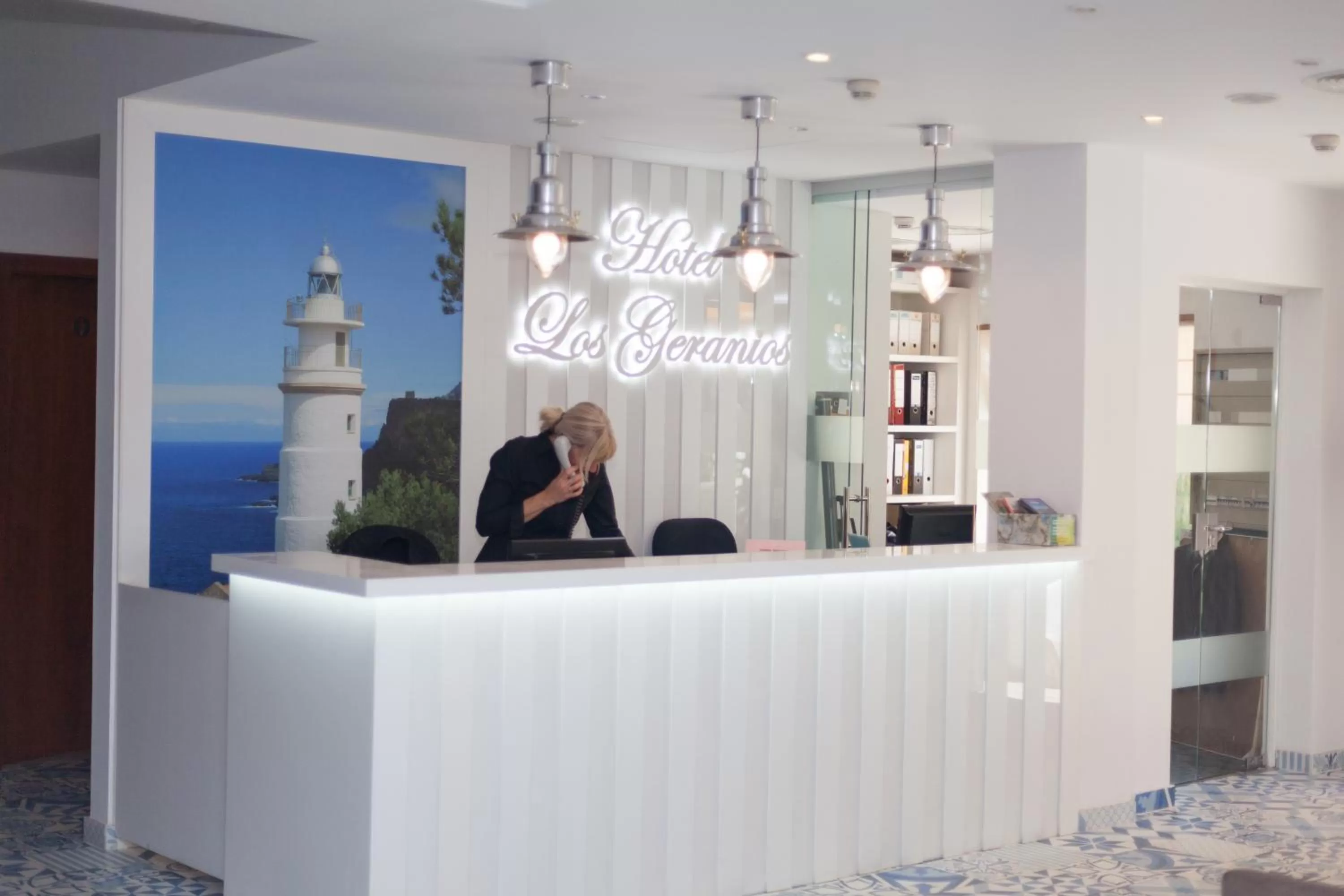 Staff in Los Geranios