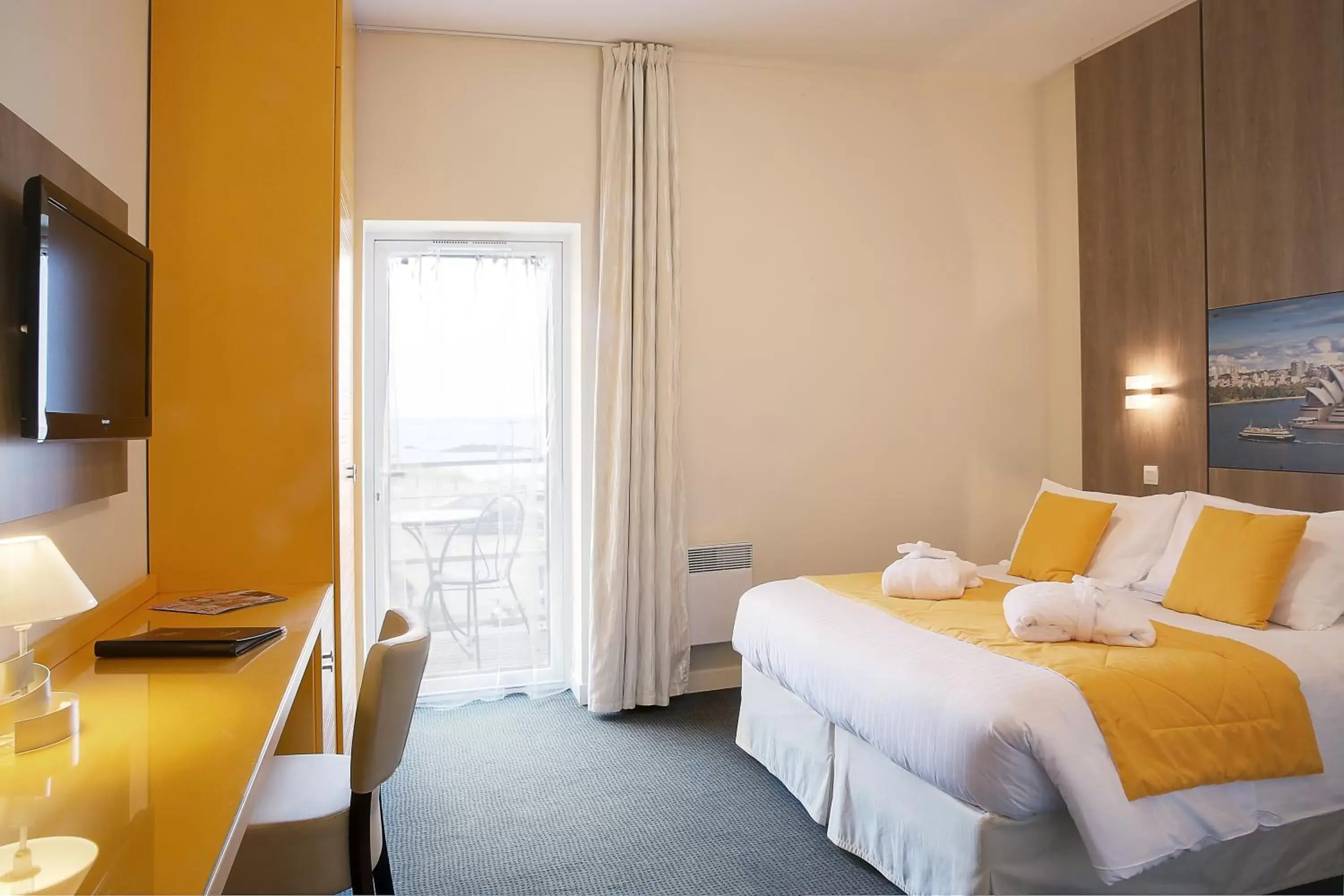 Photo of the whole room, Bed in Best Western Plus Les Terrasses de Bréhat Photo of the whole room, Bed in Best Western Plus Les Terrasses de Bréhat