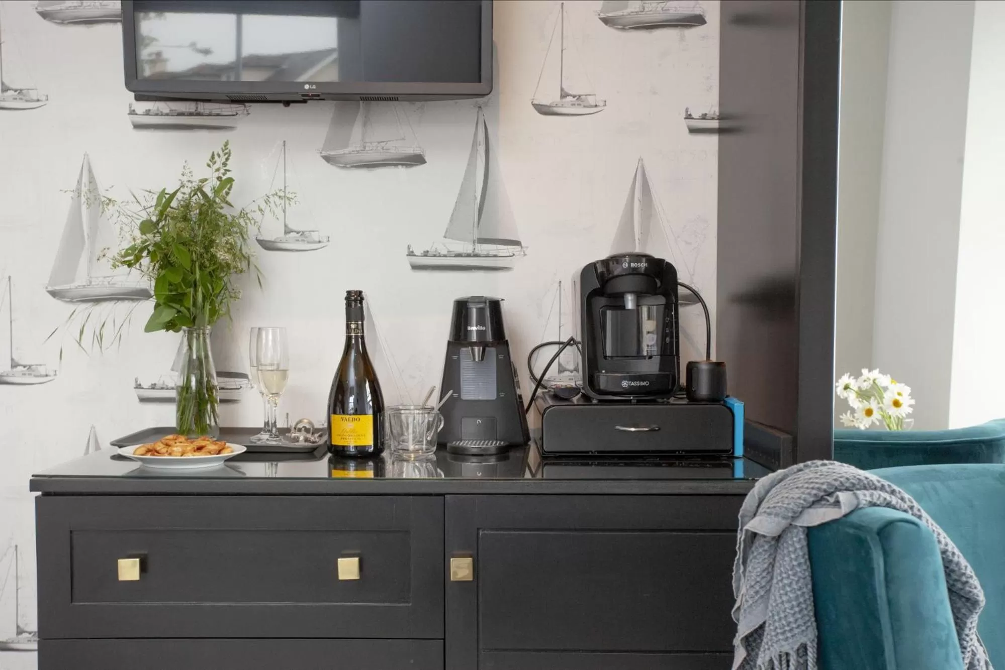 TV and multimedia in Golden Vanity Suite - Sea View - Free Wi-Fi