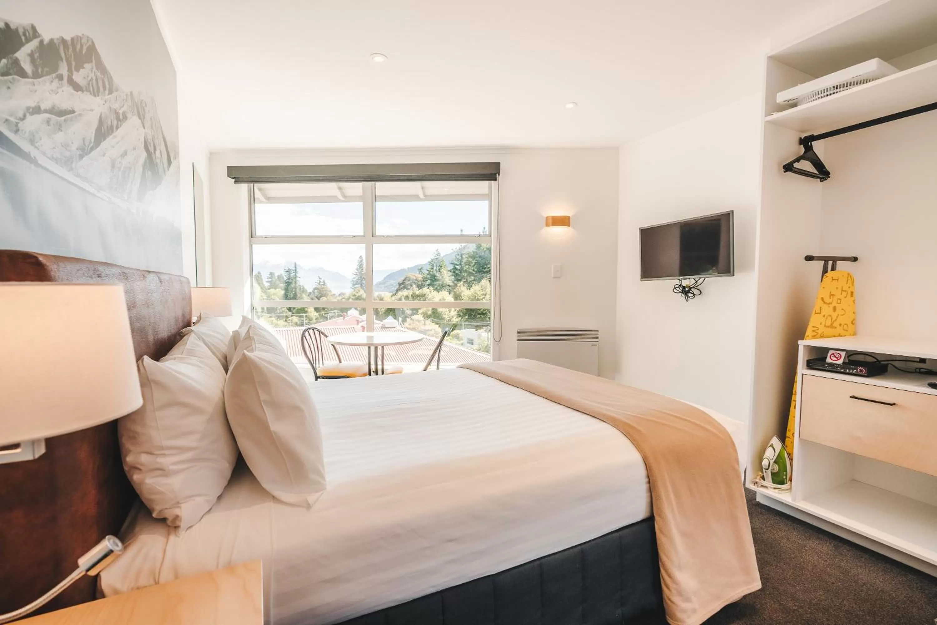 Bedroom, Bed in Blue Peaks Lodge