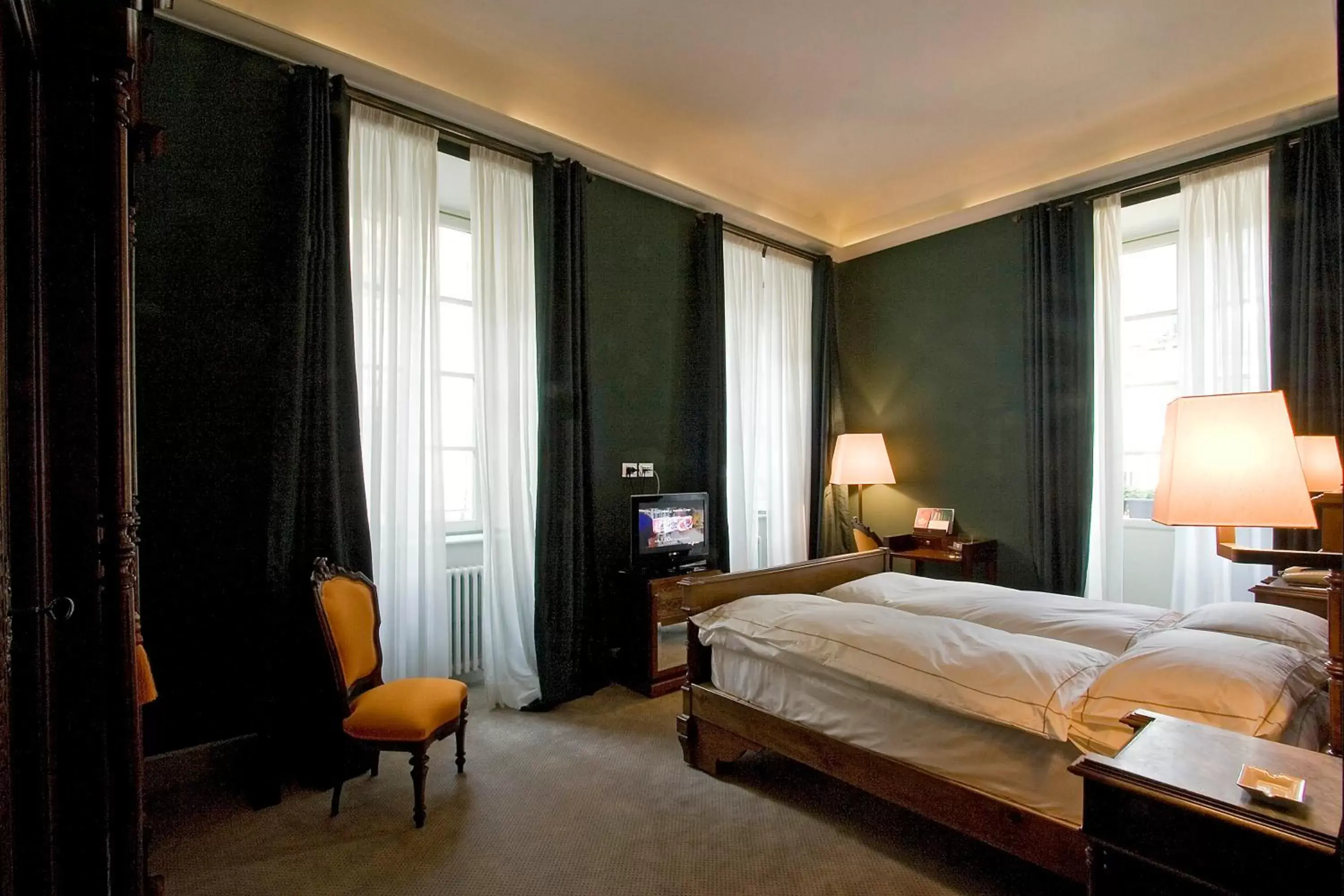 Shower, Bed in Grand Hotel Della Posta