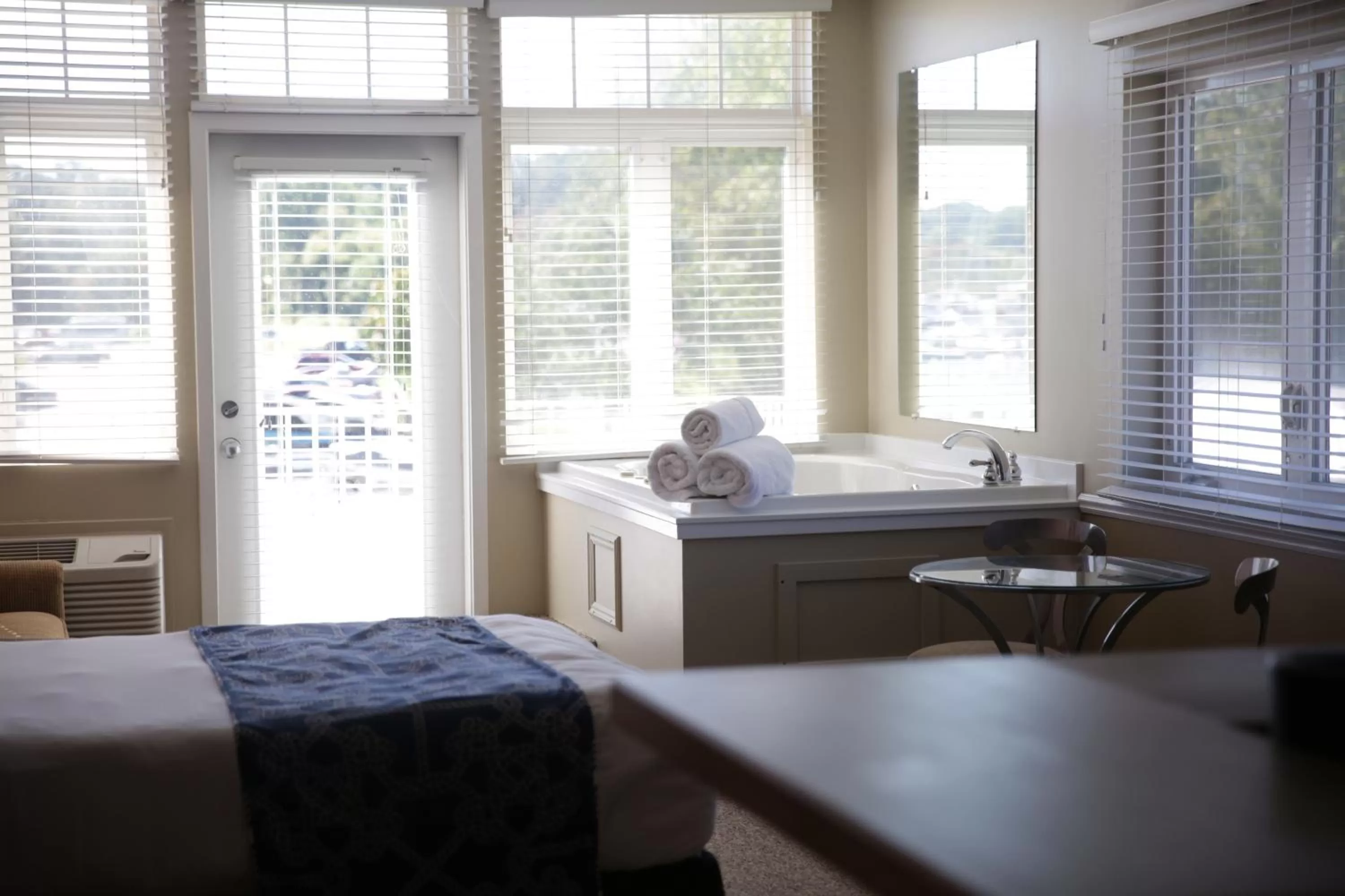 Photo of the whole room, Bed in Weathervane Inn