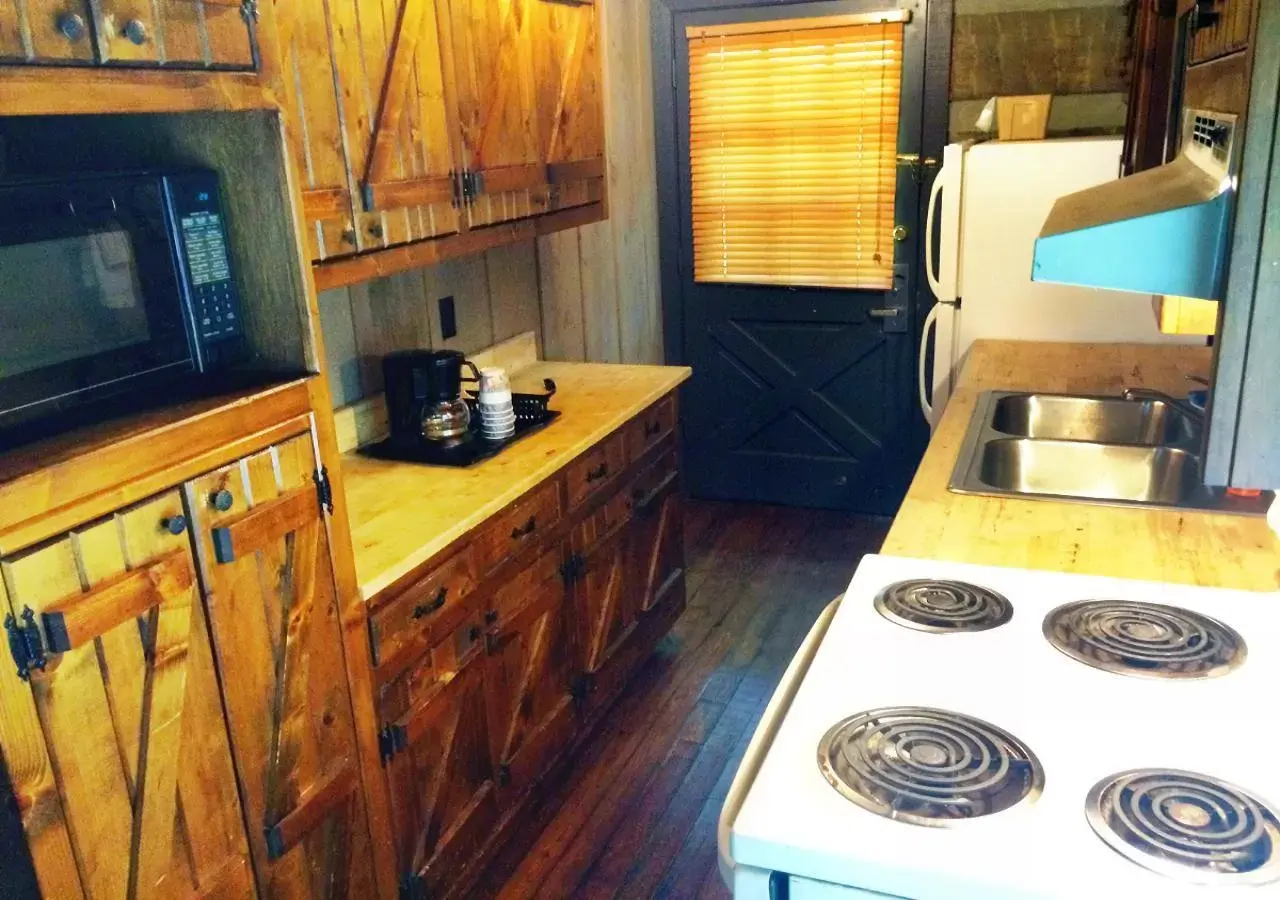 Kitchen/Kitchenette in The Smoke House Lodge