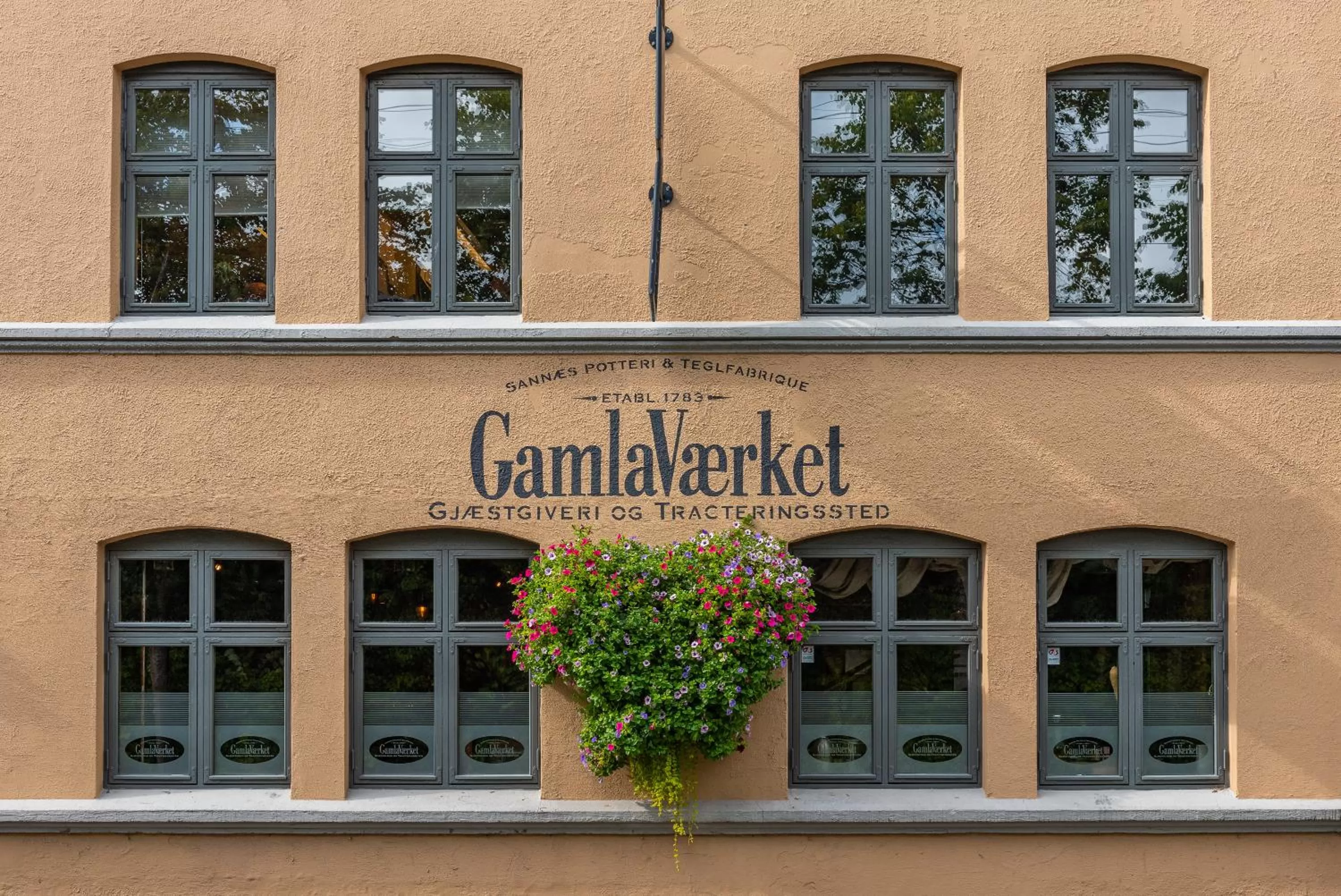 Facade/entrance in GamlaVærket Gjæstgiveri og Tracteringssted