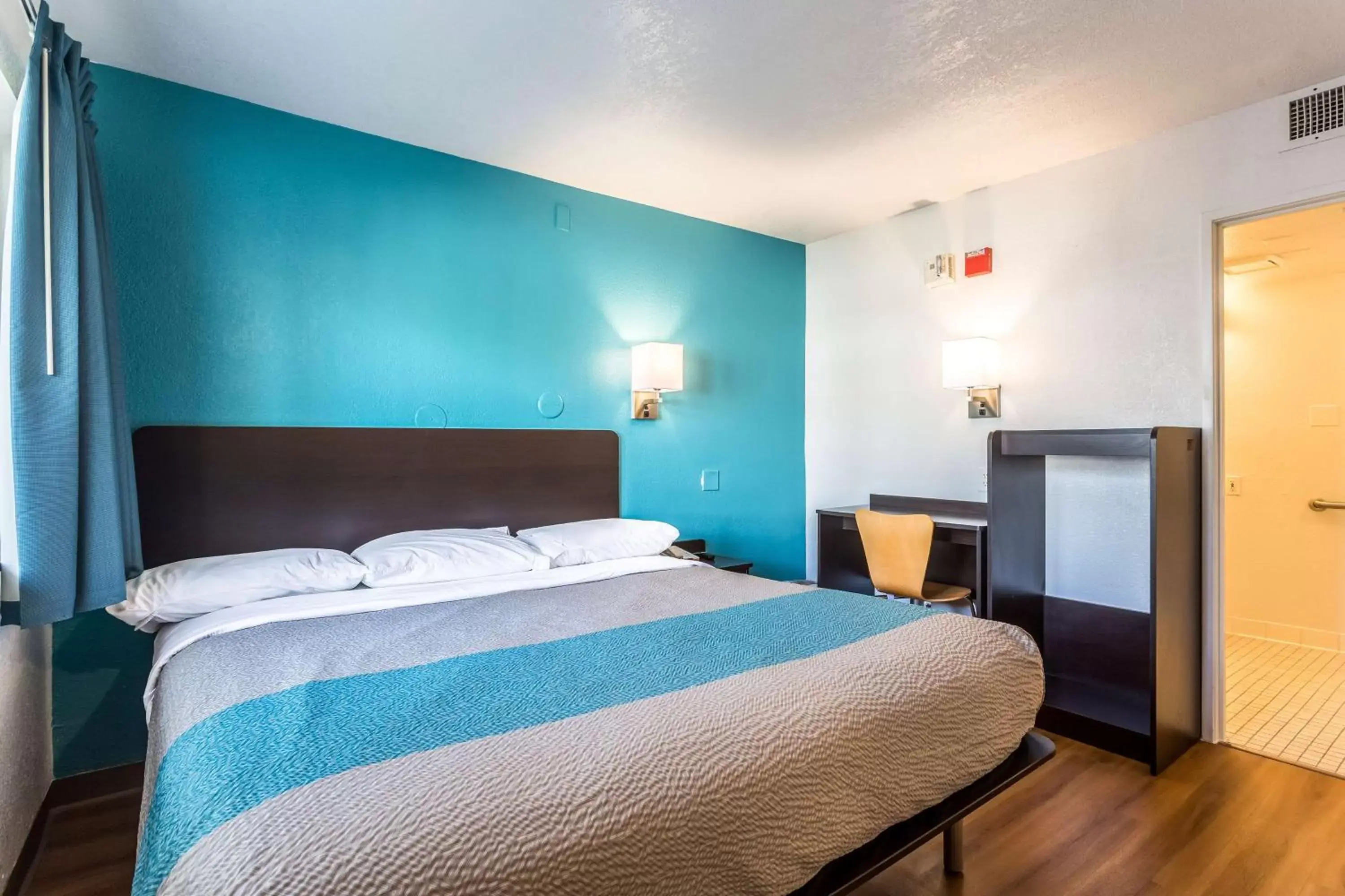 King Room with Roll-in Shower - Disability Access - Non-Smoking in Motel 6-Blythe, CA King Room with Roll-in Shower - Disability Access - Non-Smoking in Motel 6-Blythe, CA