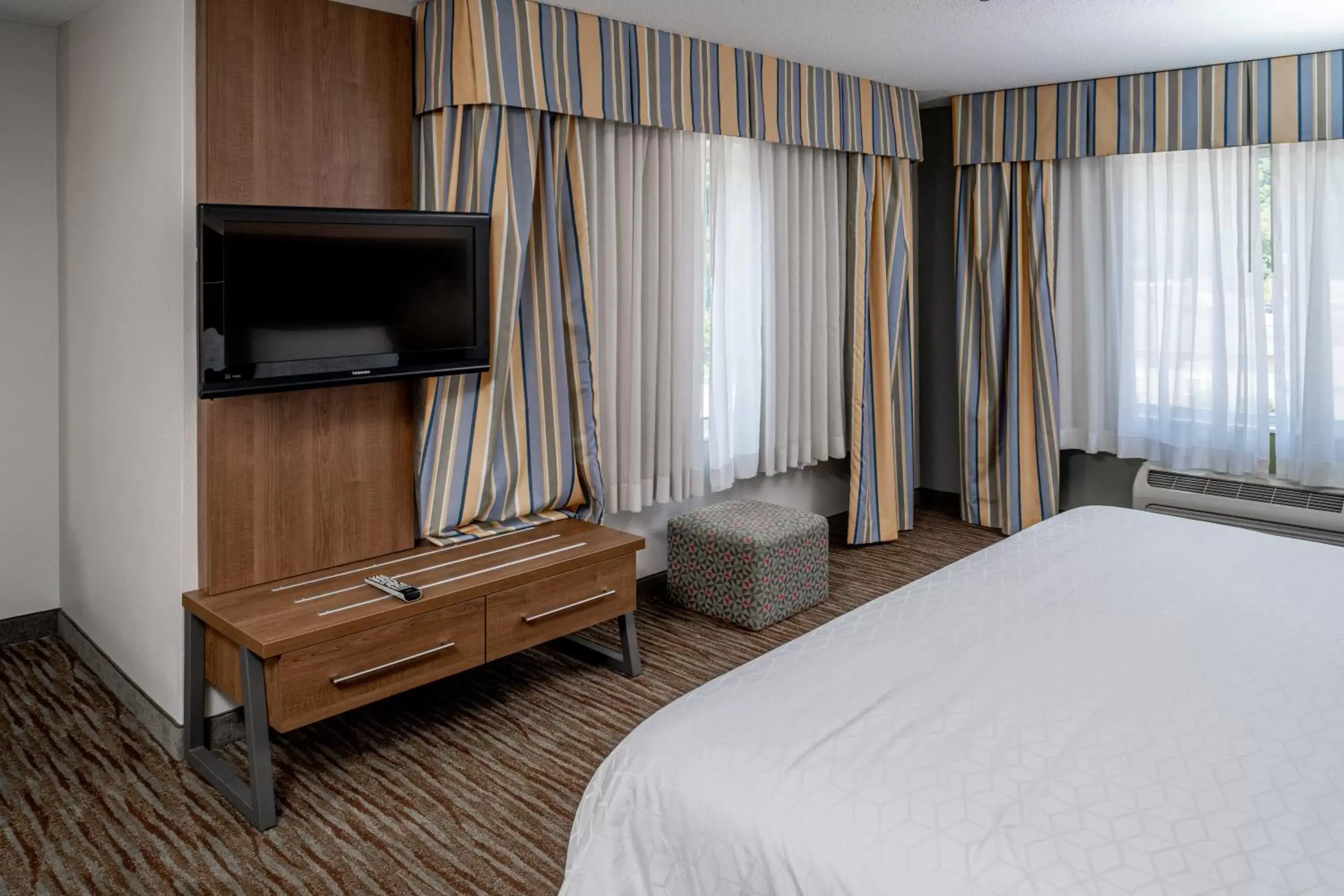 Bedroom, TV/Entertainment Center in Holiday Inn Express and Suites Pikeville, an IHG Hotel