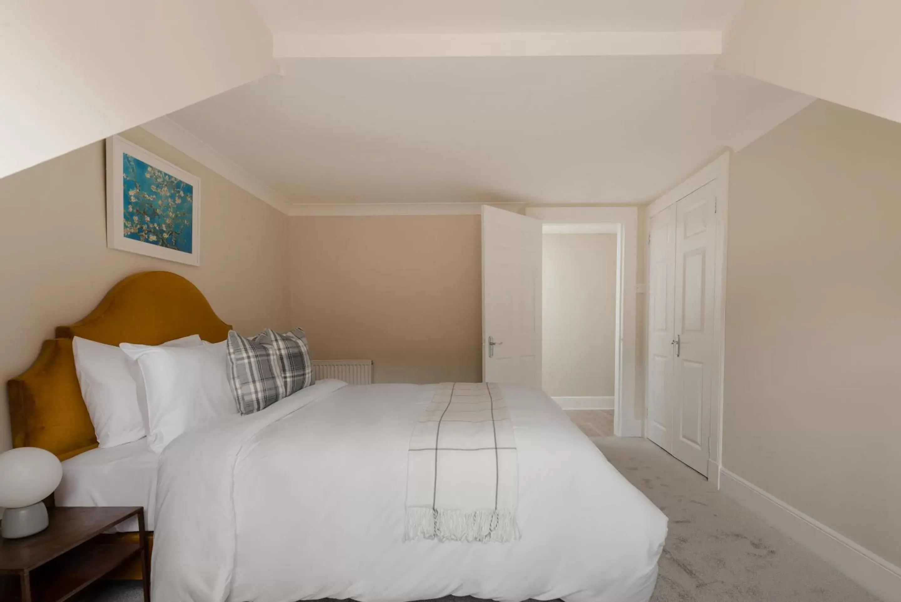 Bedroom, Bed in Sonder Royal Garden Apartments