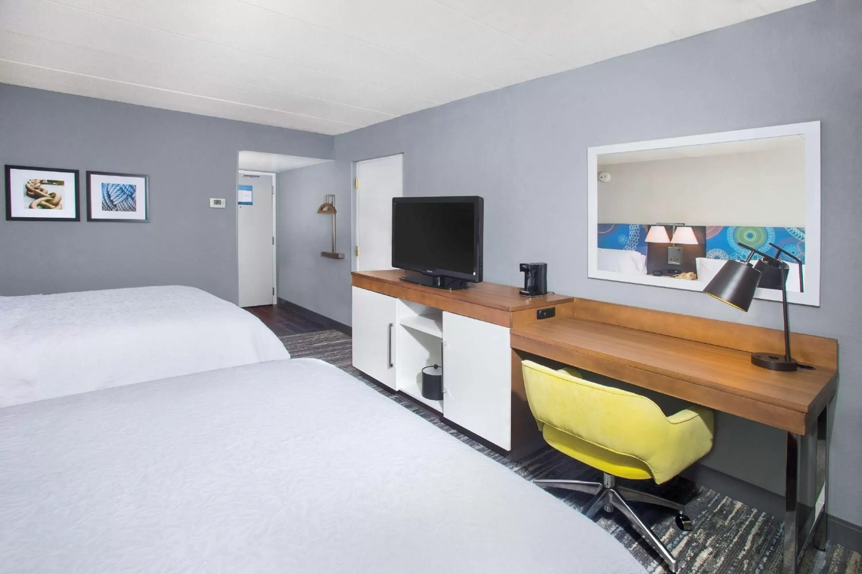 Bedroom, TV/Entertainment Center in Hampton Inn & Suites Annapolis