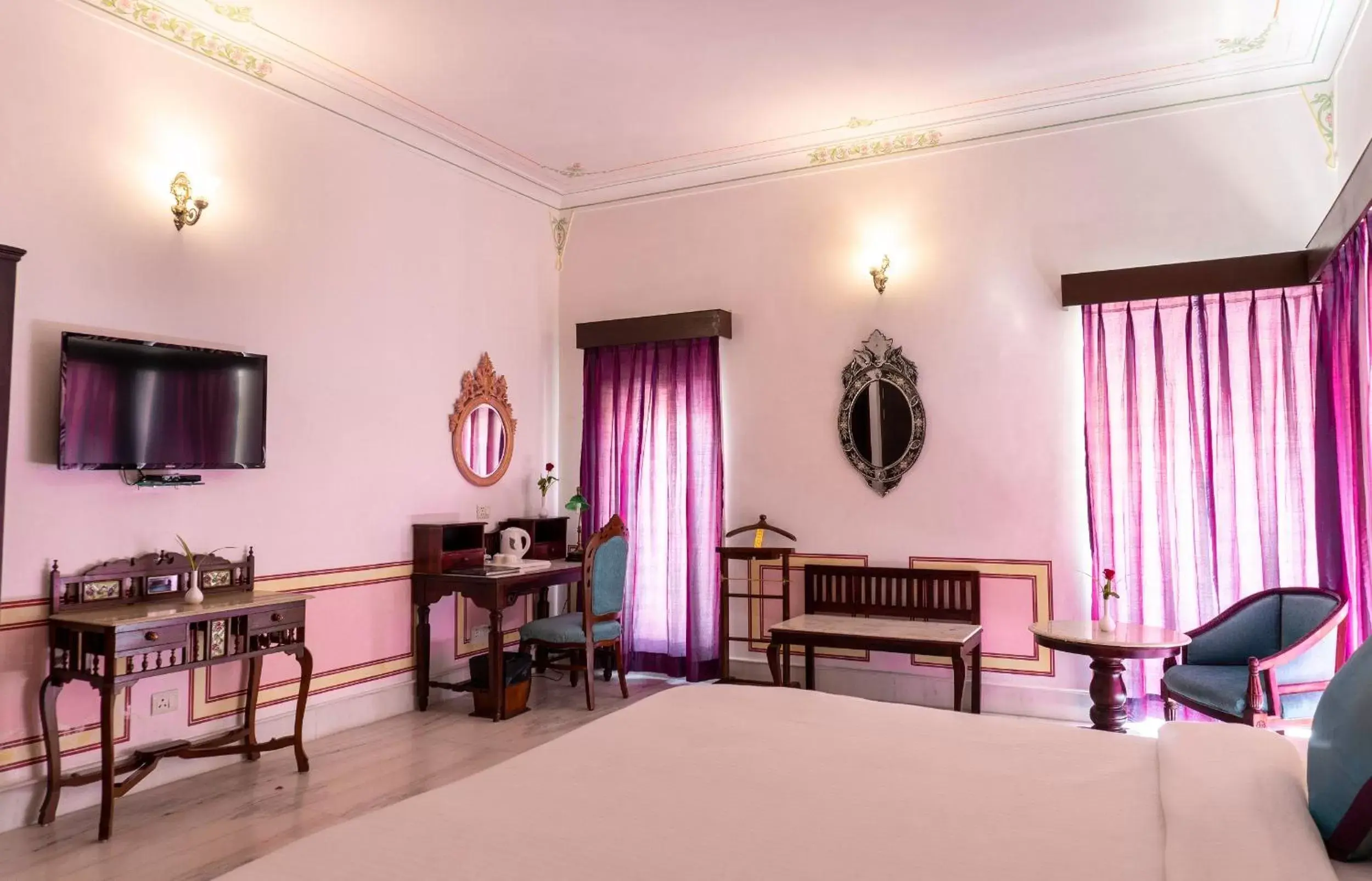 TV and multimedia, Bed in Amar Kothi TV and multimedia, Bed in Amar Kothi