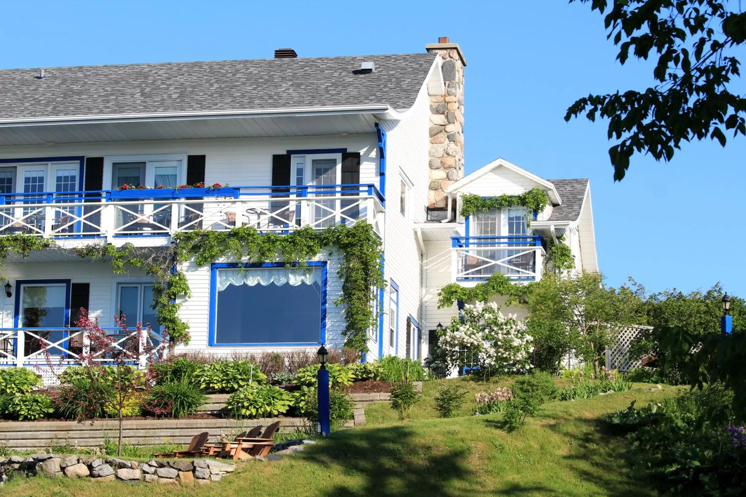 Facade/entrance, Garden in Auberge Fleurs de Lune