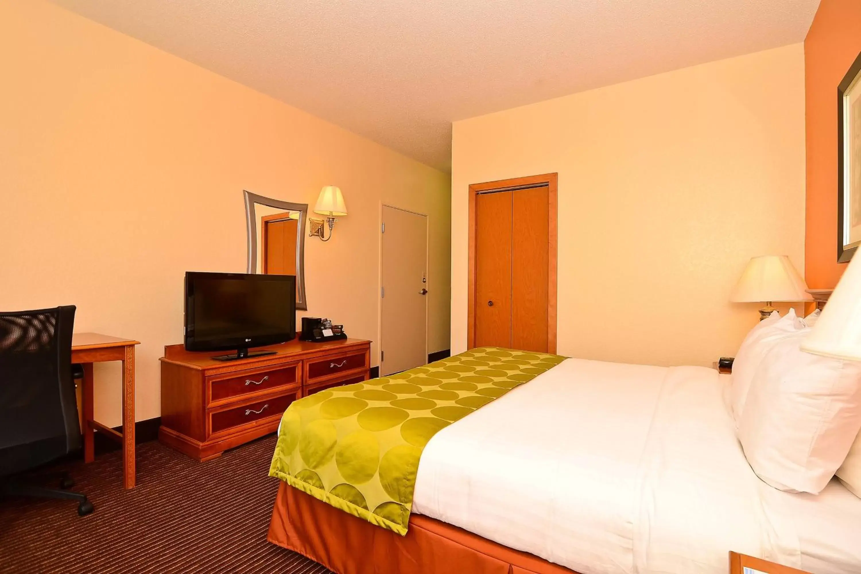 Photo of the whole room, Bed in Fairfield Inn & Suites Cherokee