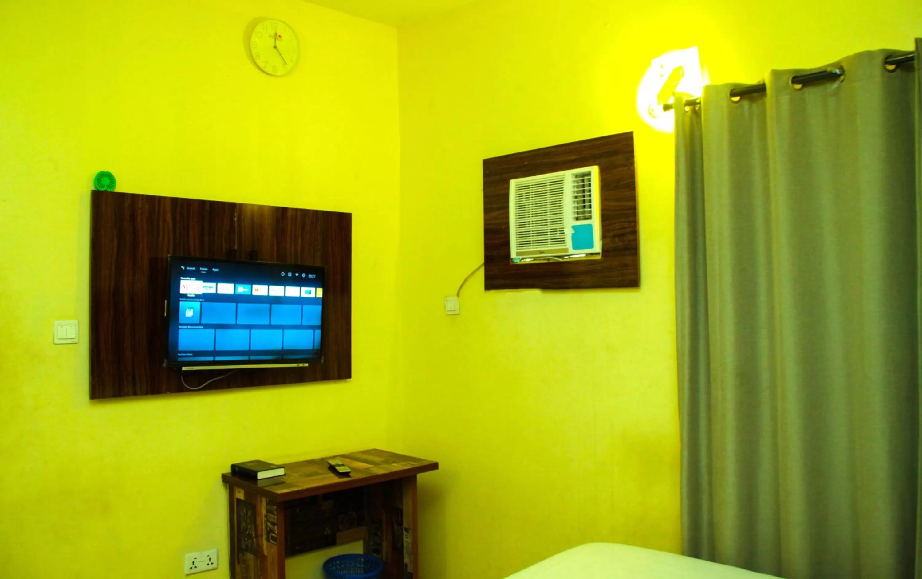 TV and multimedia, TV/Entertainment Center in ONTARIO SUITES