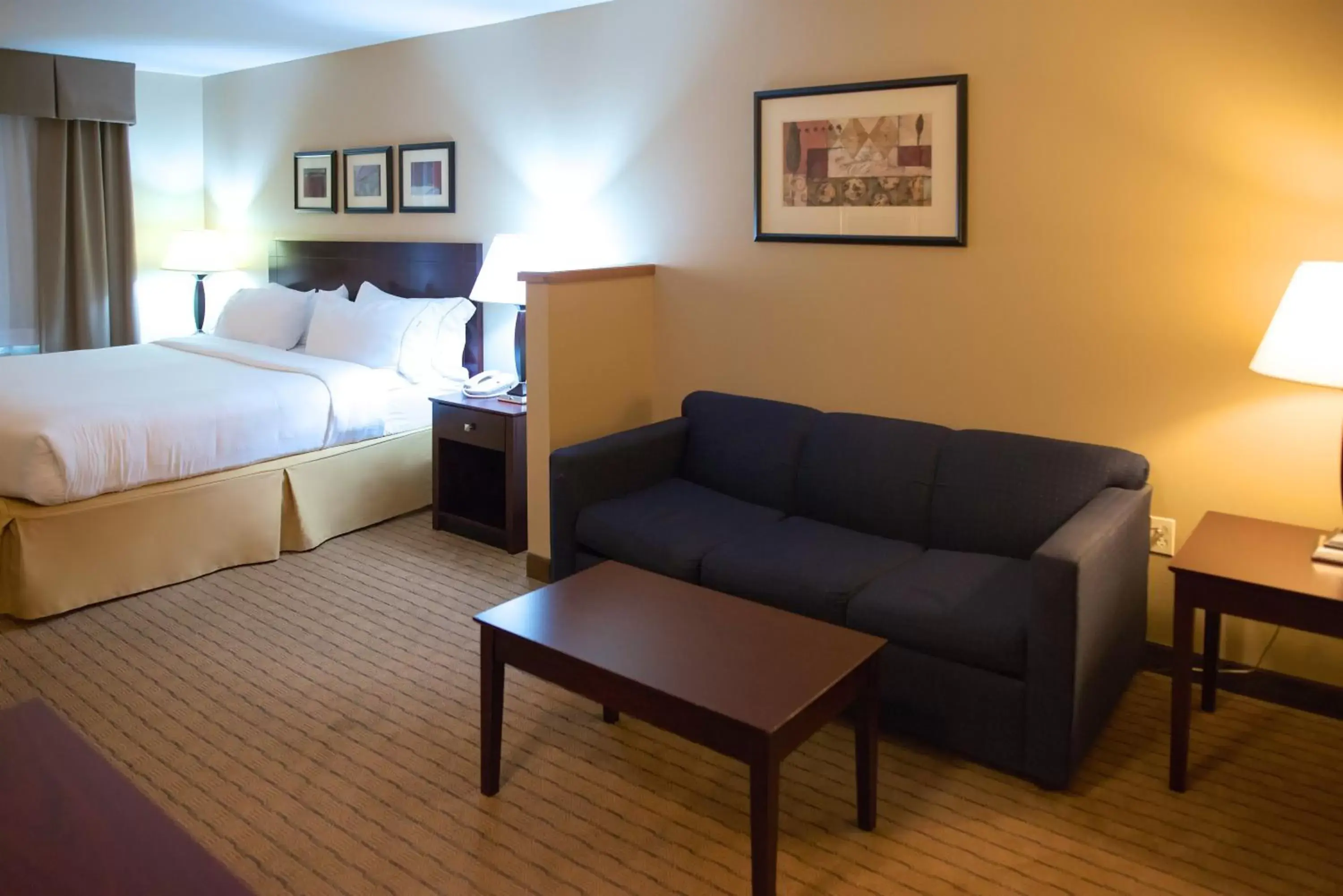 Bedroom, Bed in Holiday Inn Express Devils Lake by IHG Bedroom, Bed in Holiday Inn Express Devils Lake by IHG