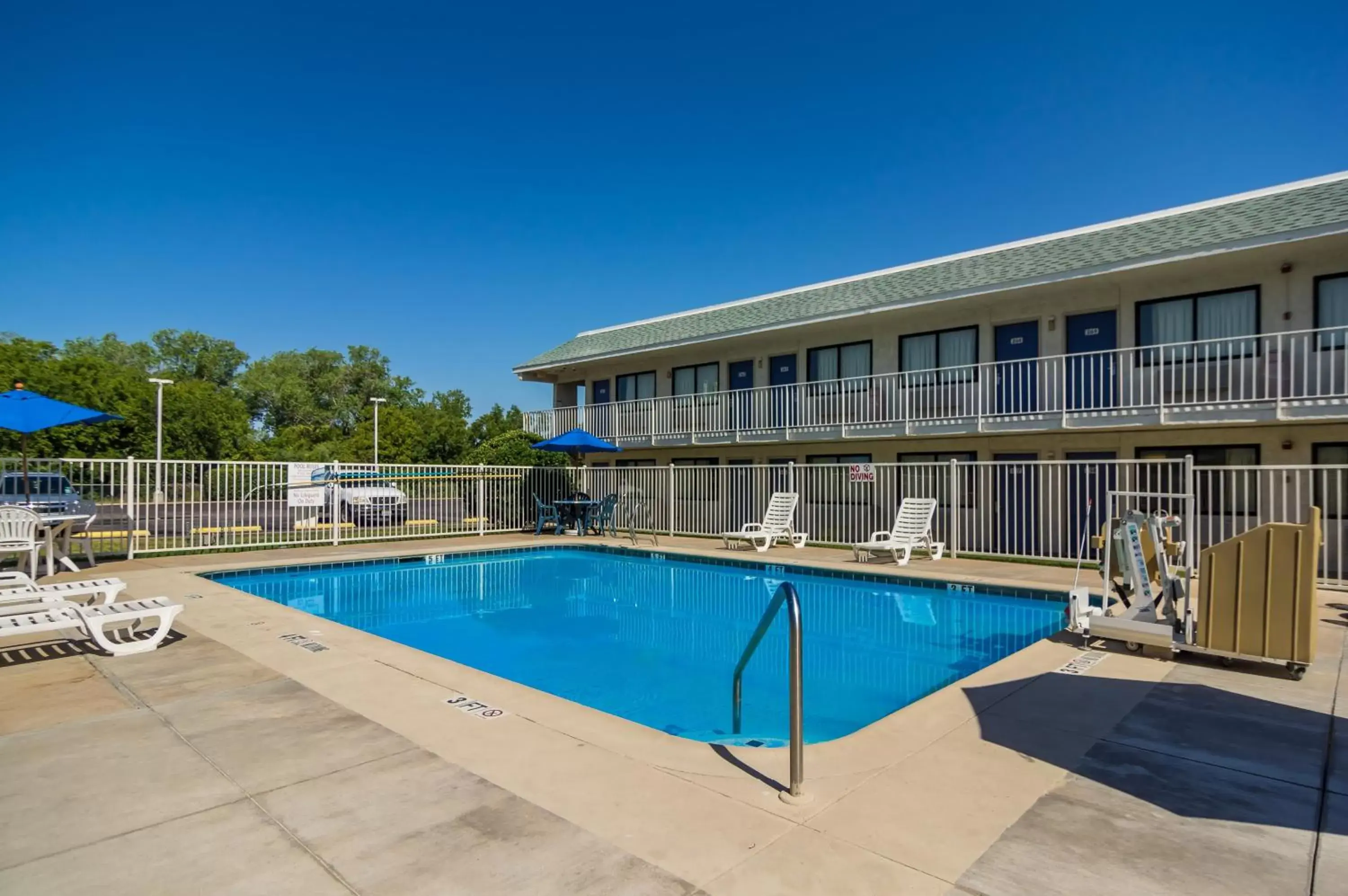 Swimming Pool in Motel 6-Bellmead, TX - Waco