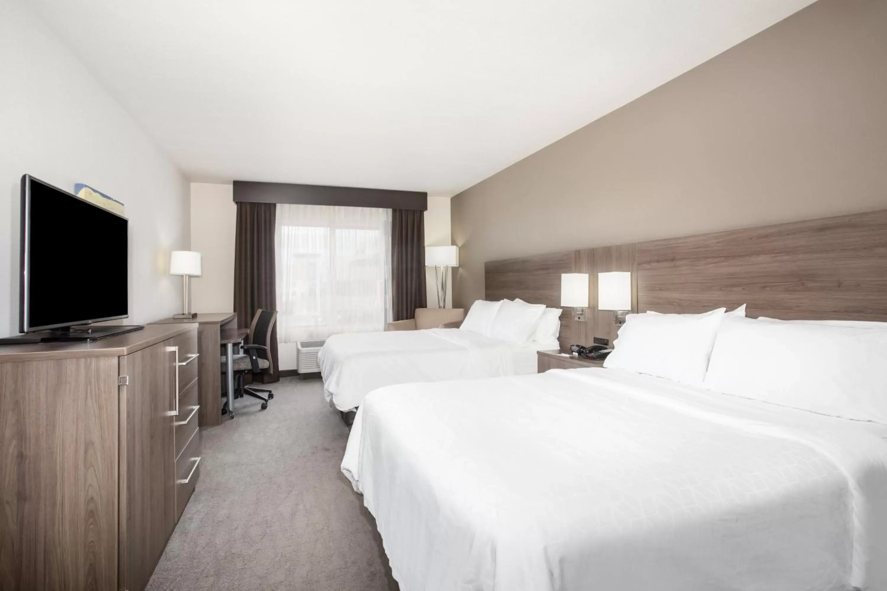 Photo of the whole room, Bed in Holiday Inn Express & Suites Manhattan, an IHG Hotel