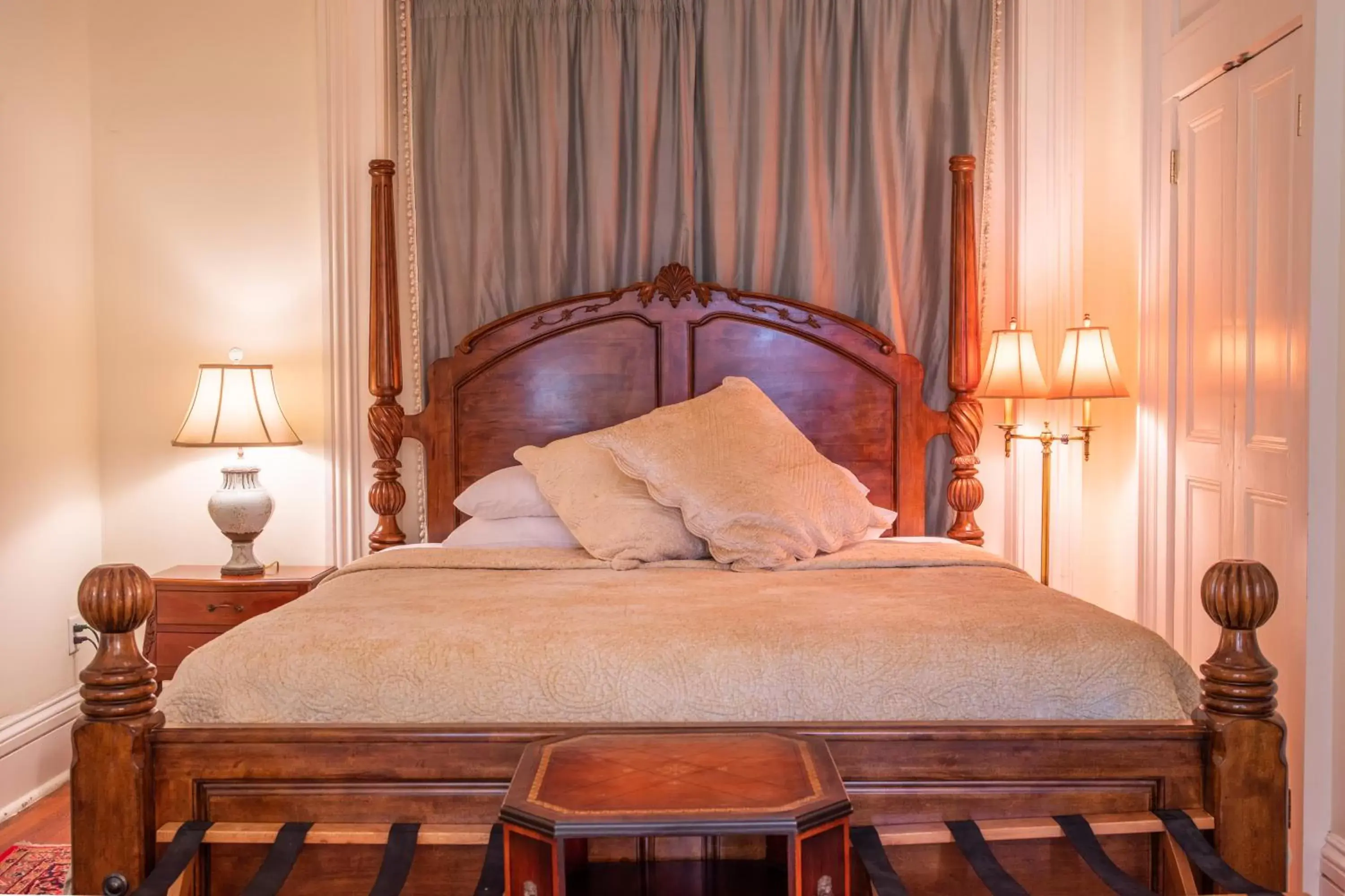 Bed in Justine Inn Savannah Bed in Justine Inn Savannah