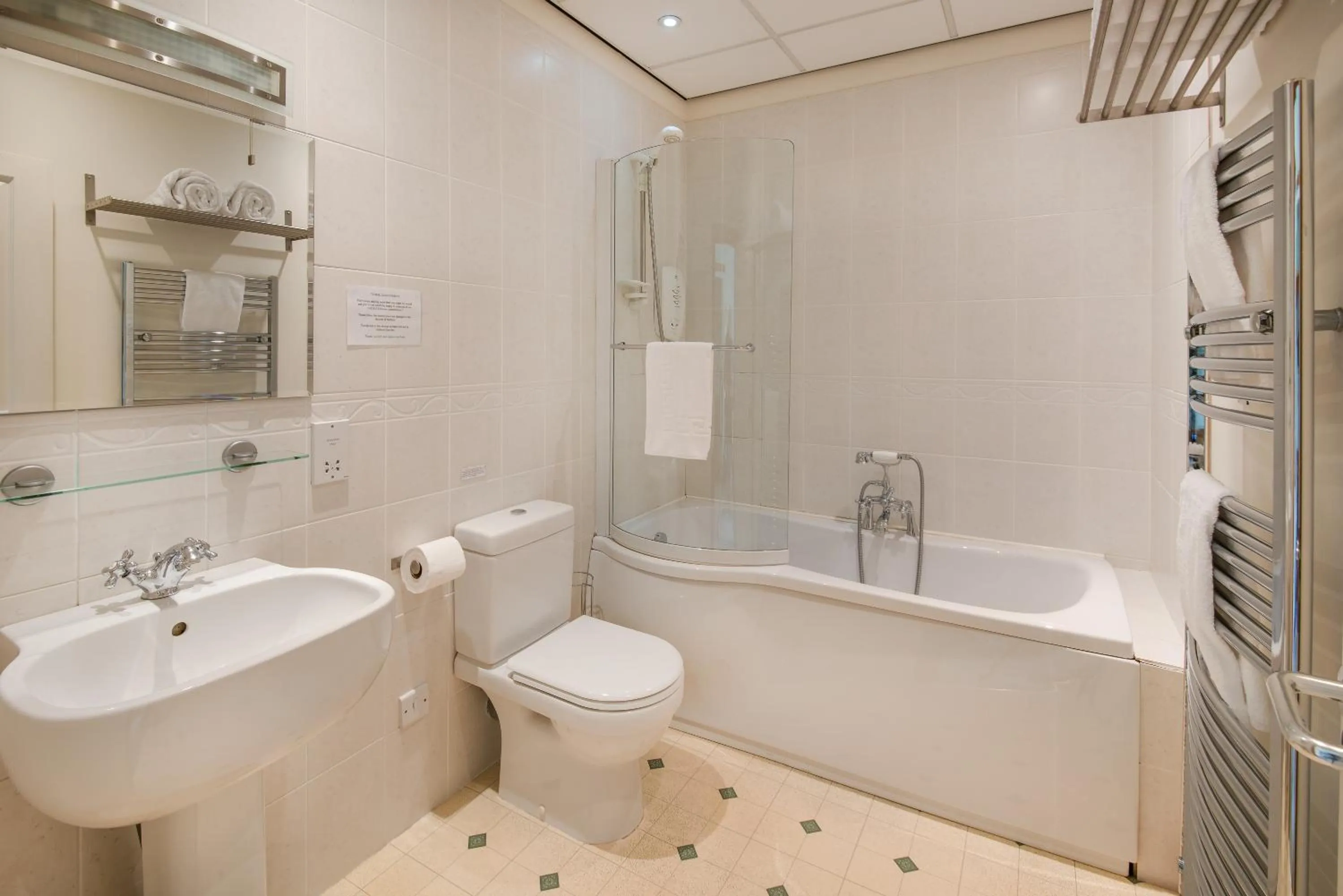 Bathroom in Queenshead Hotel Kelso