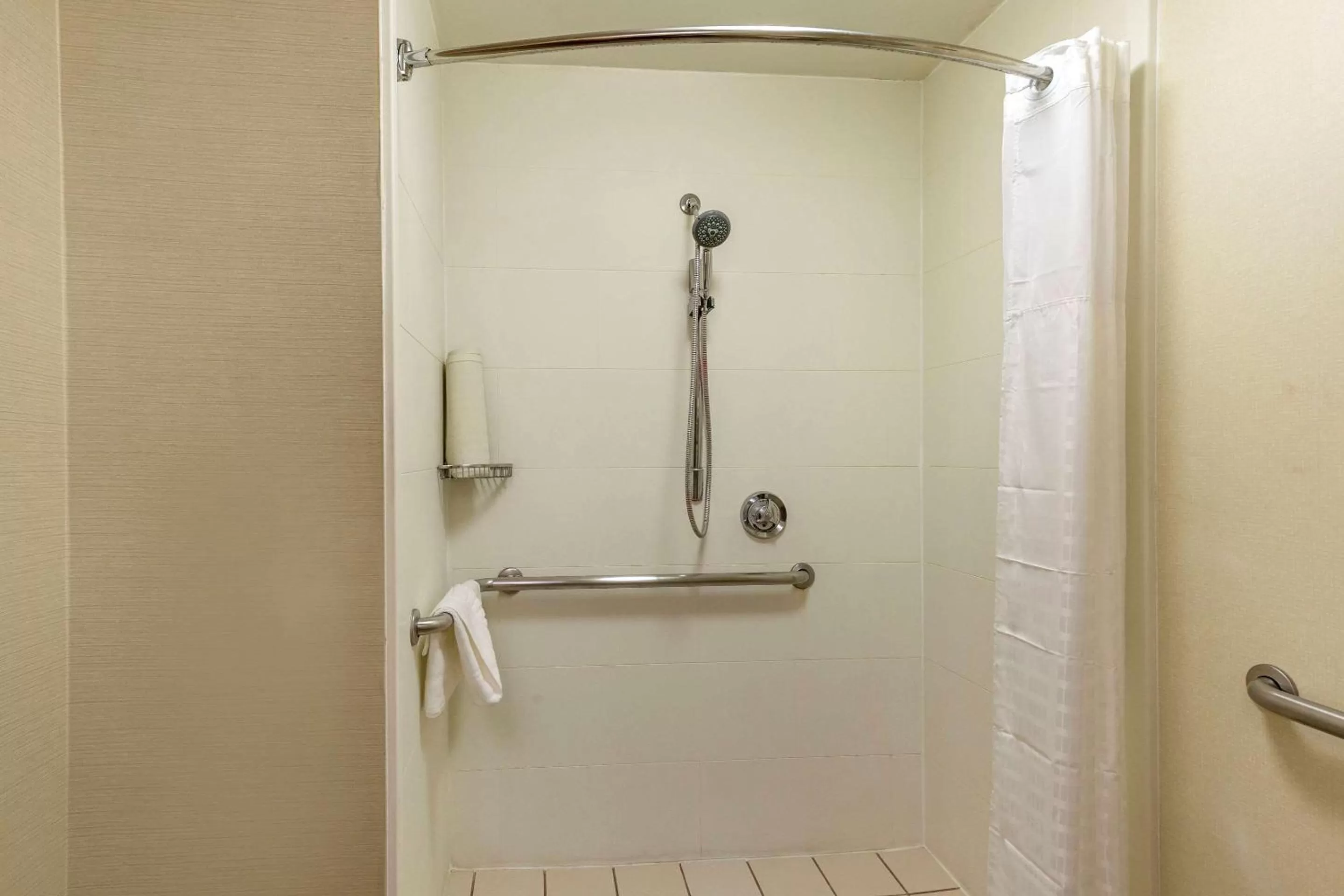 Bathroom in Comfort Suites Manassas Battlefield Park