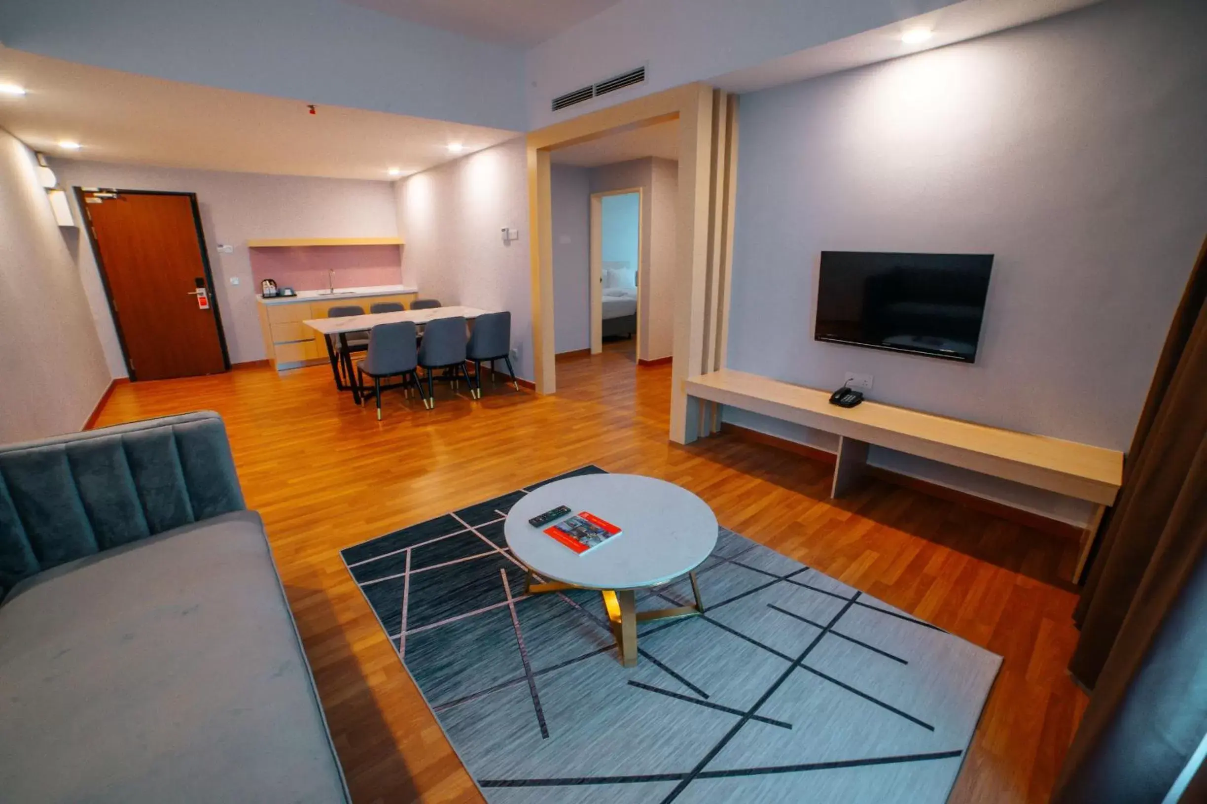 Kitchen or kitchenette, Seating Area in Swiss-Belhotel Kuantan