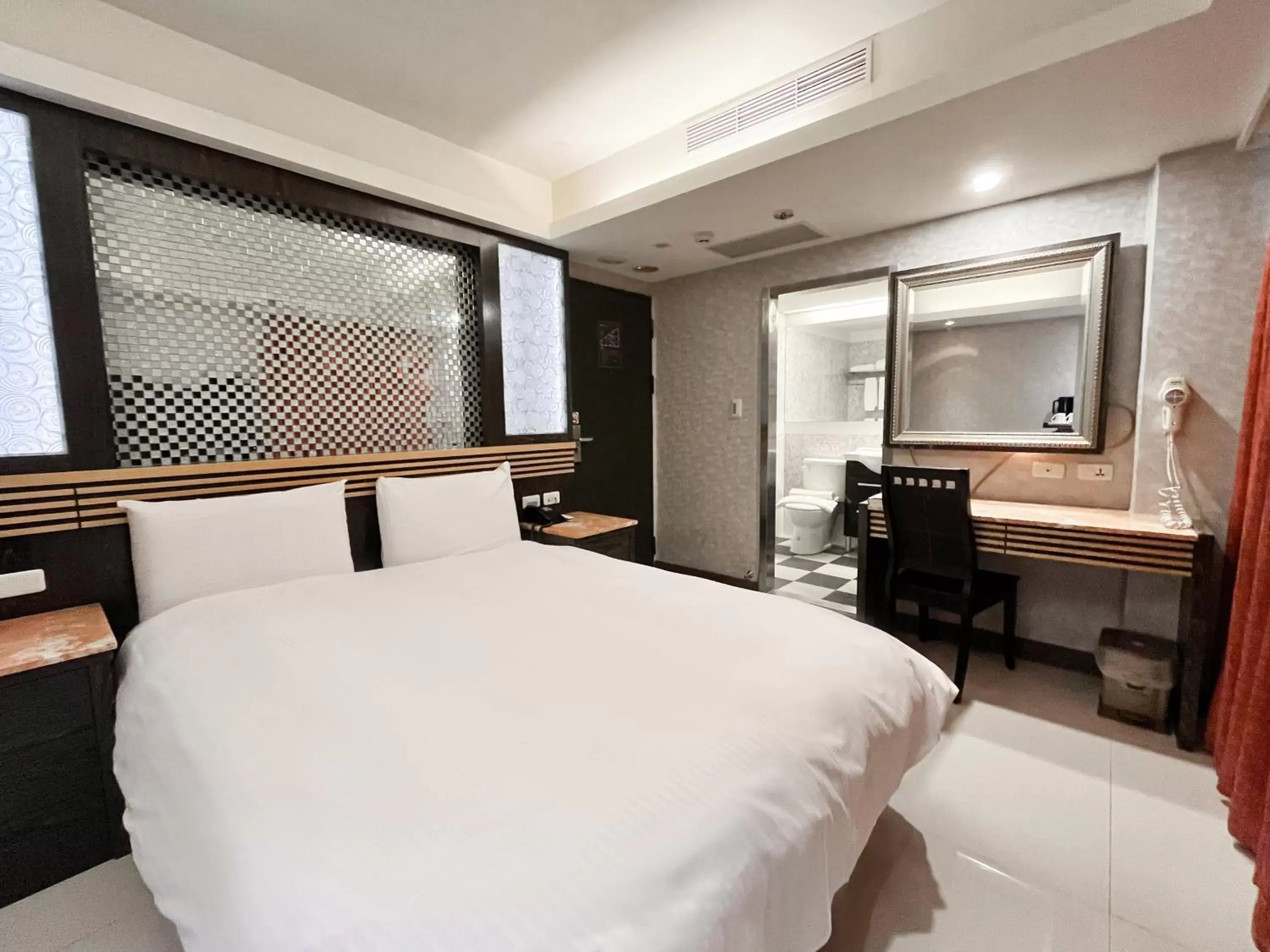 room service, Bed in Guide Hotel Taipei Xinyi