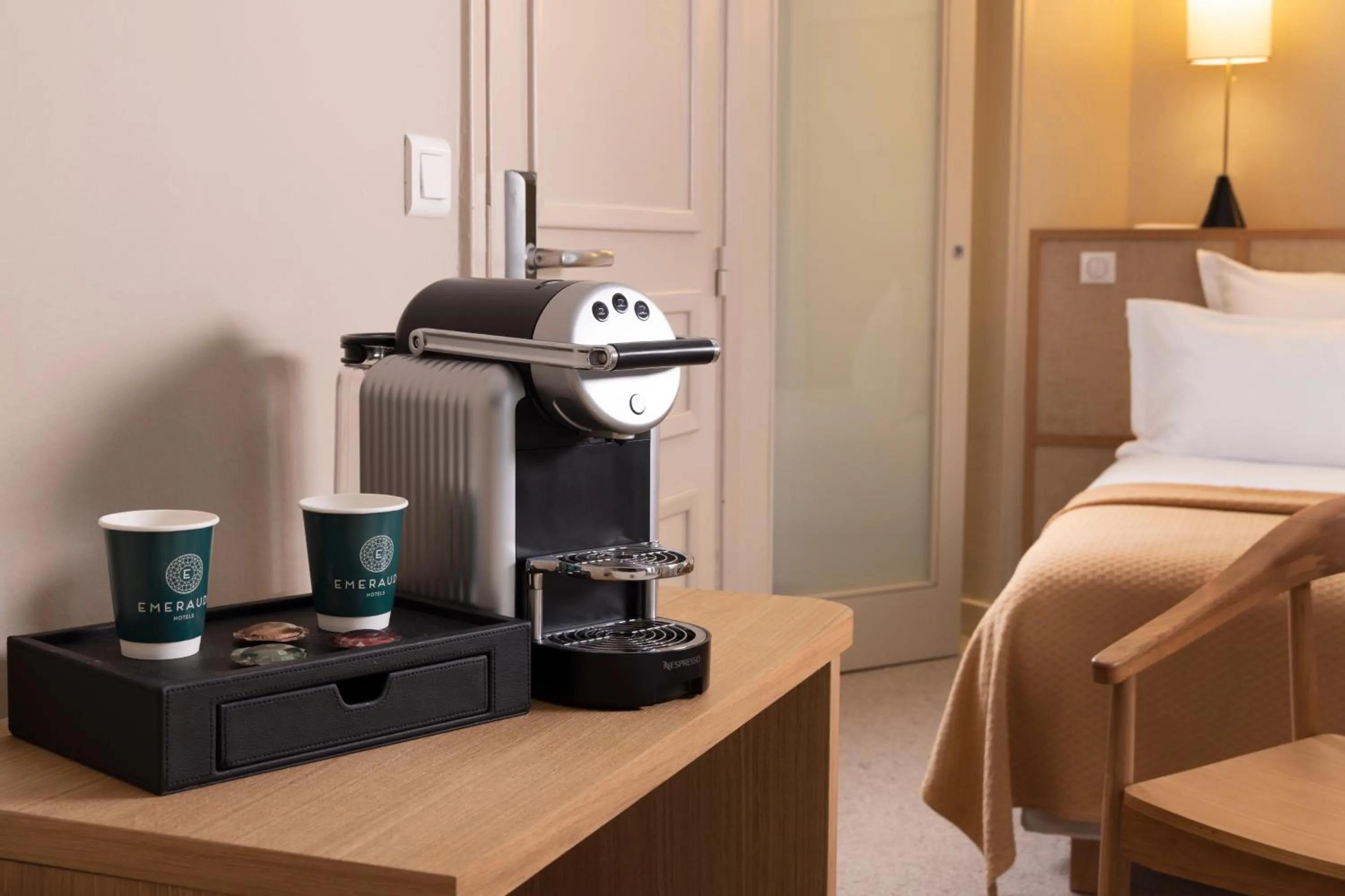 Coffee/tea facilities, Bed in Hôtel Joe M