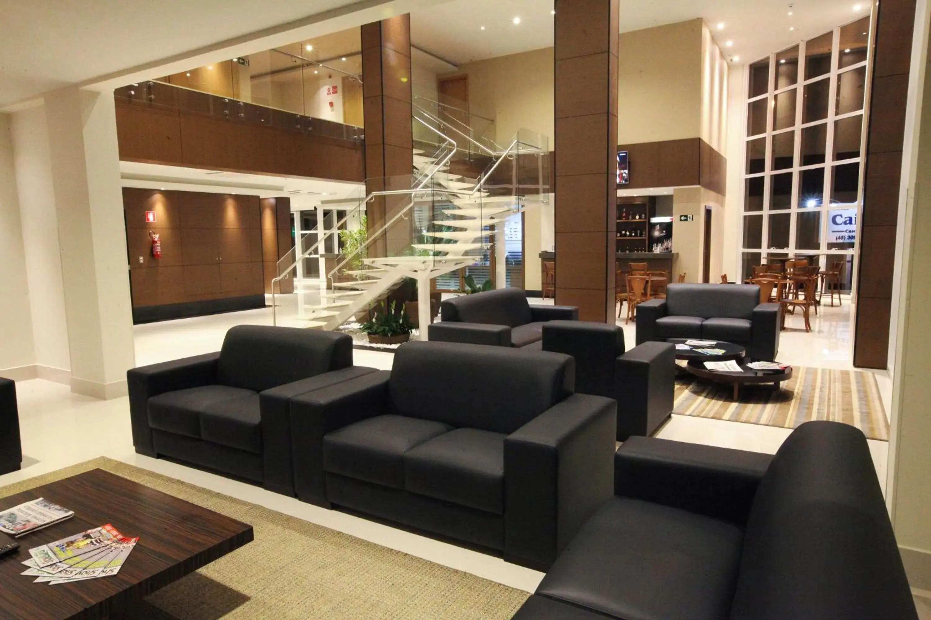 Communal lounge/ TV room, Lobby/Reception in Hotel Caiuá Cascavel