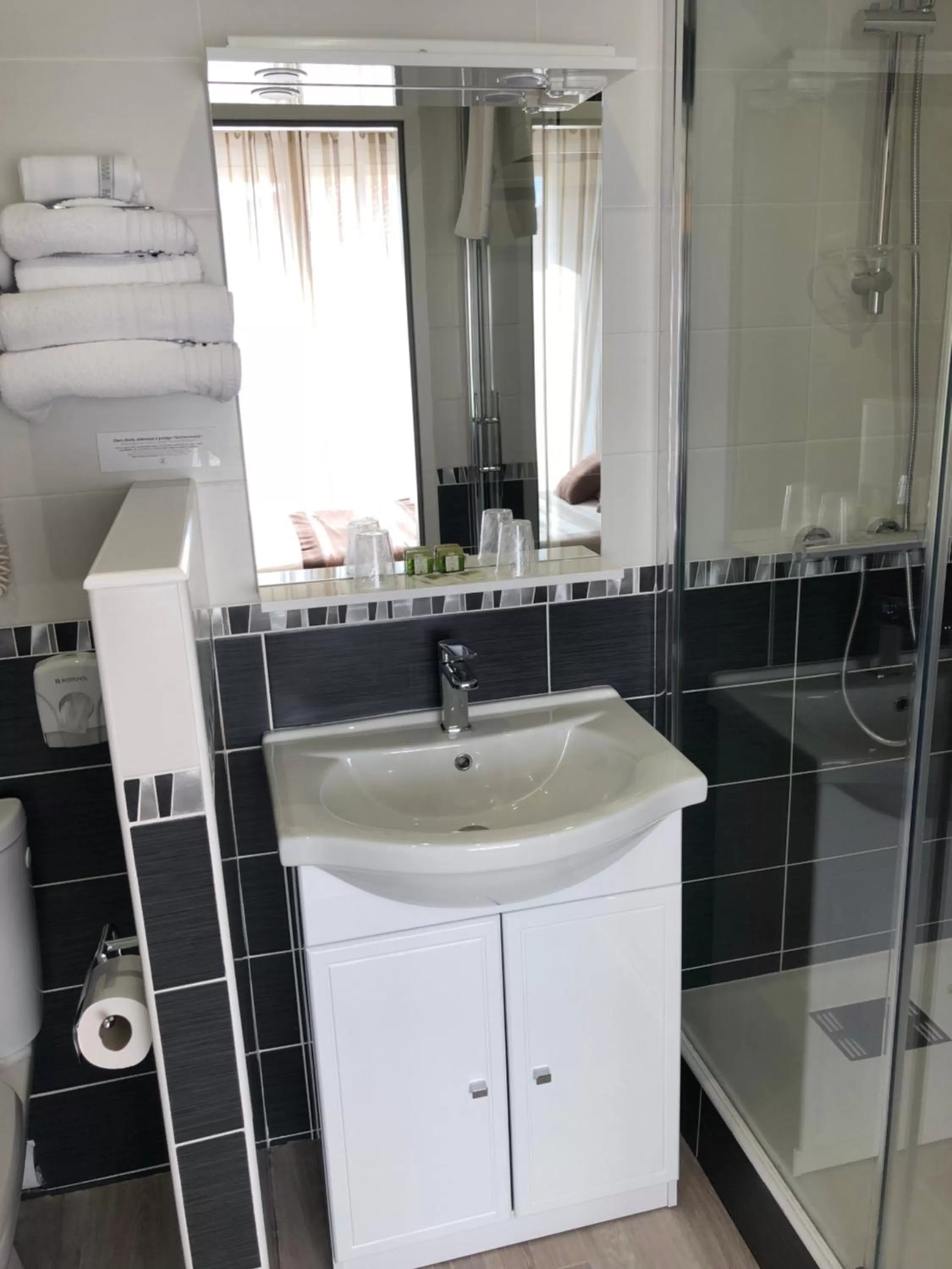 Bathroom in Logis Hotel Restaurant le Mirador