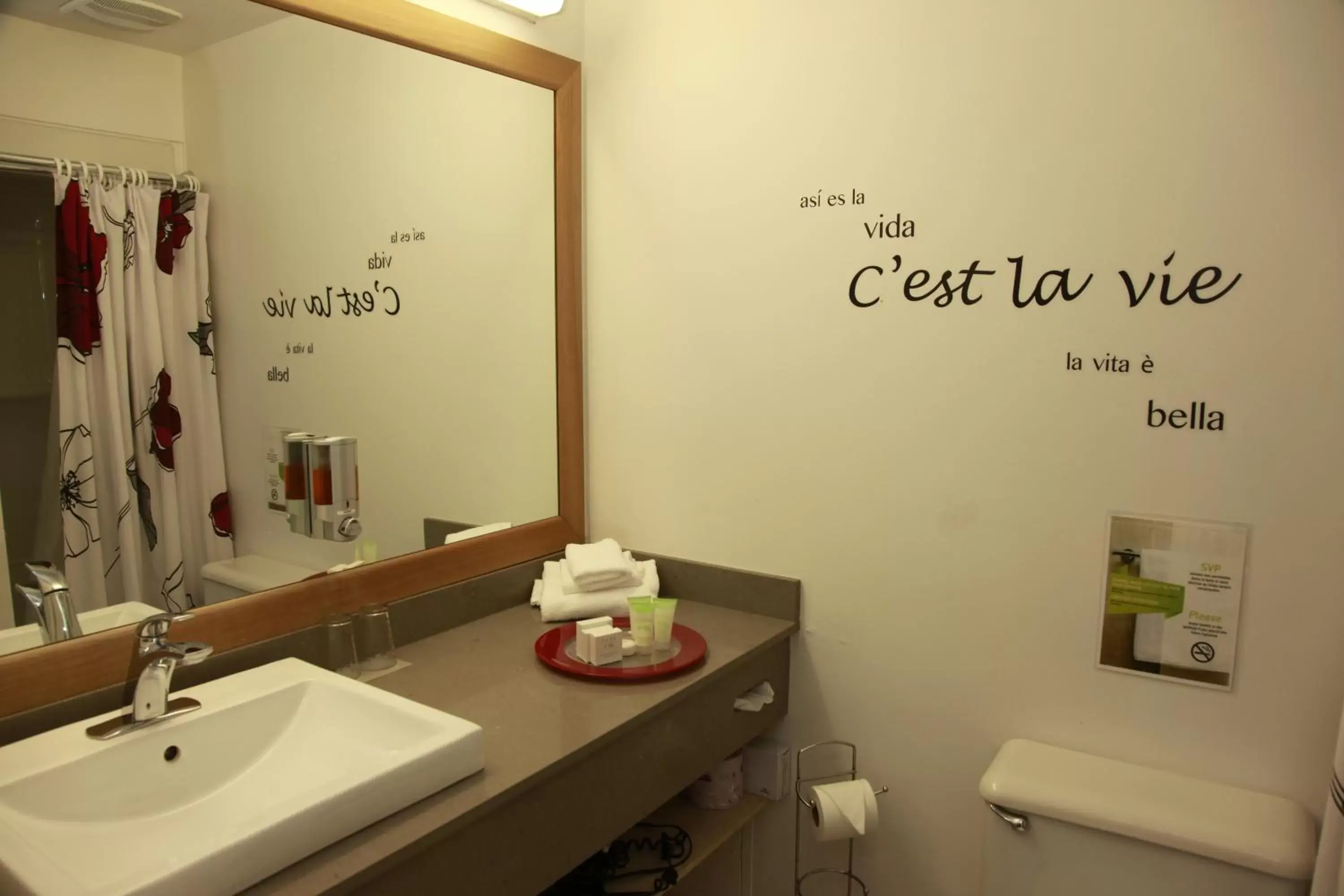 Bathroom in Hôtel Énergie Shawinigan