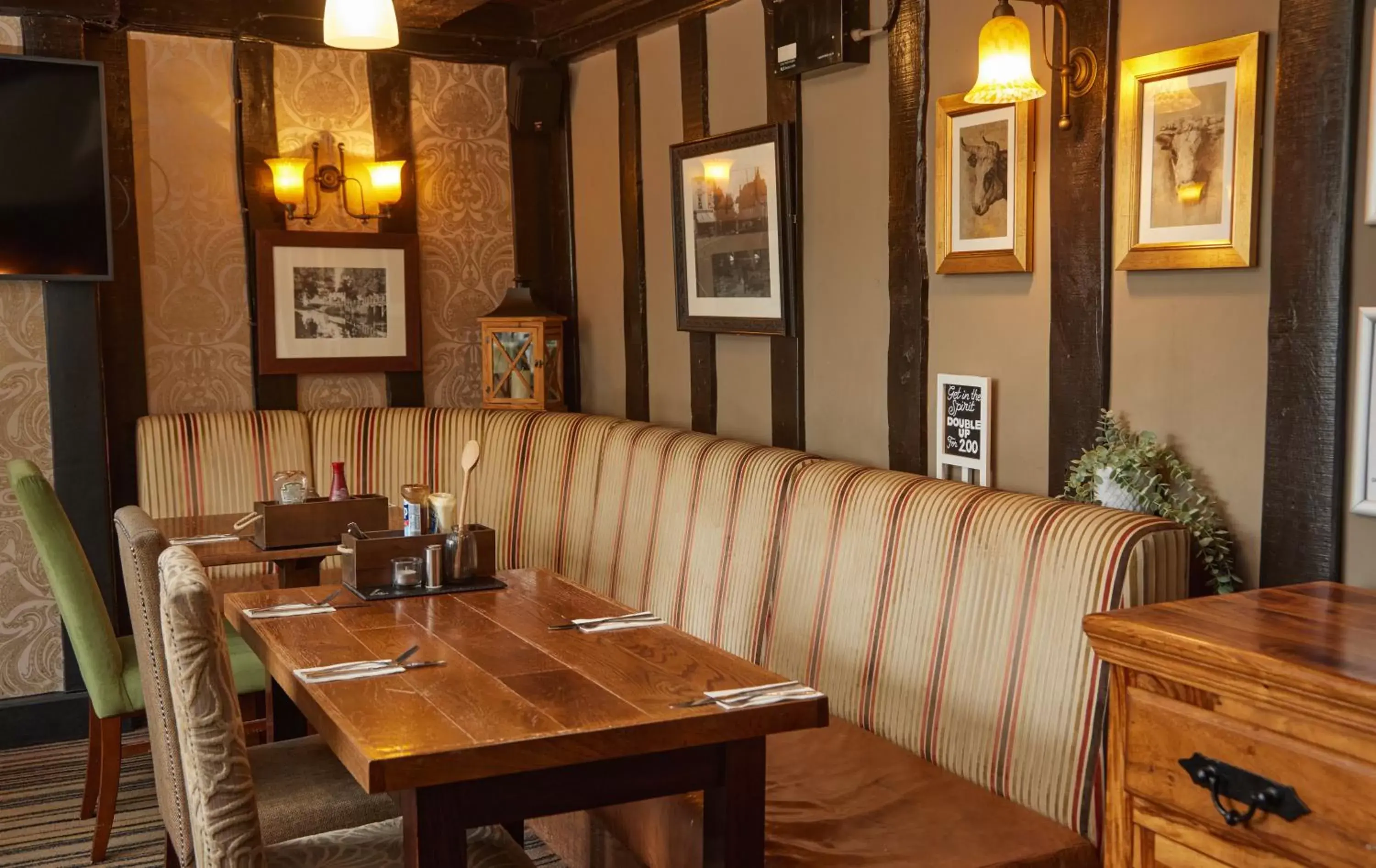 Restaurant/places to eat, Lounge/Bar in Bull Hotel by Greene King Inns