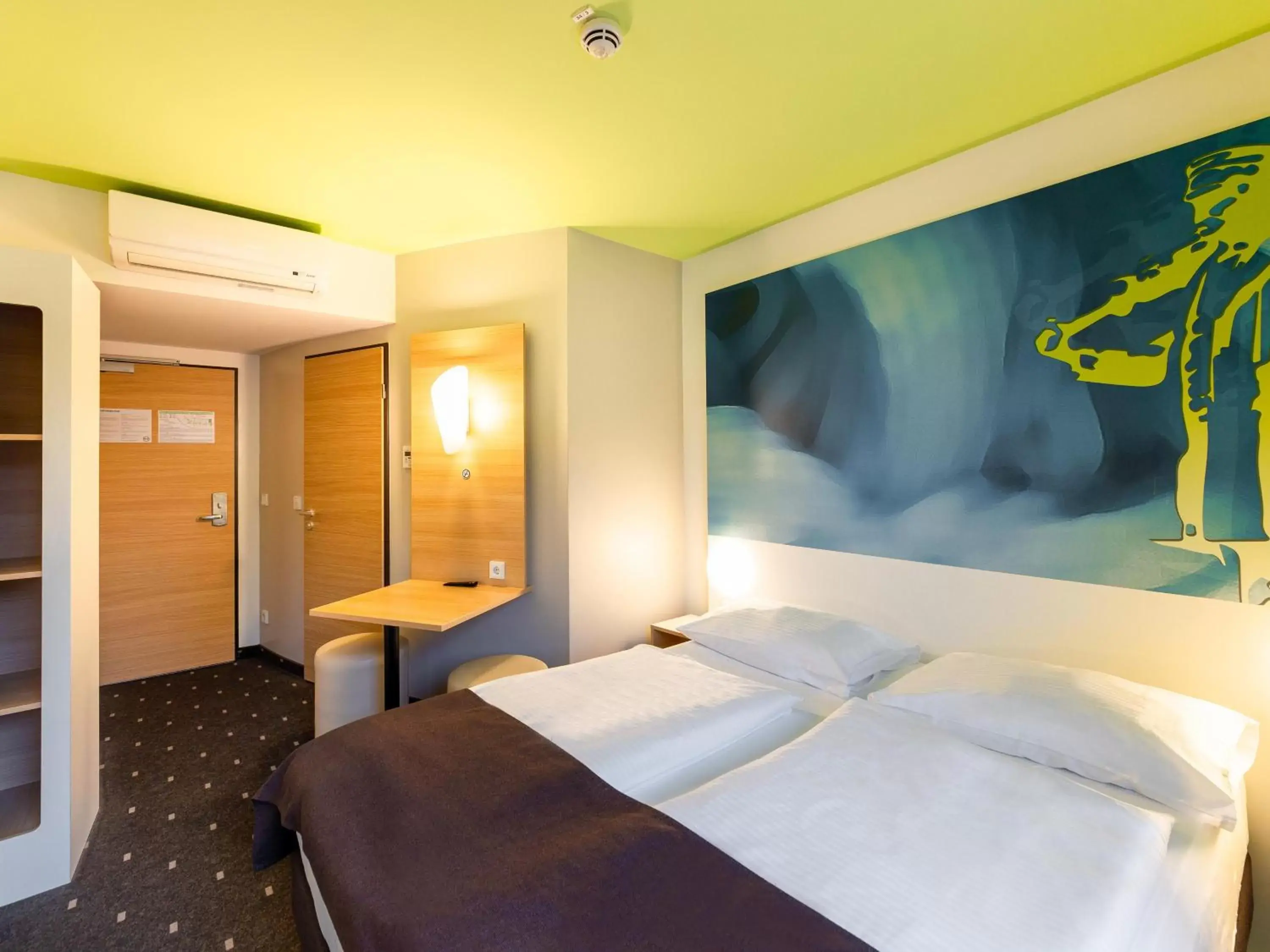 Photo of the whole room, Bed in B&B Hotel Krefeld