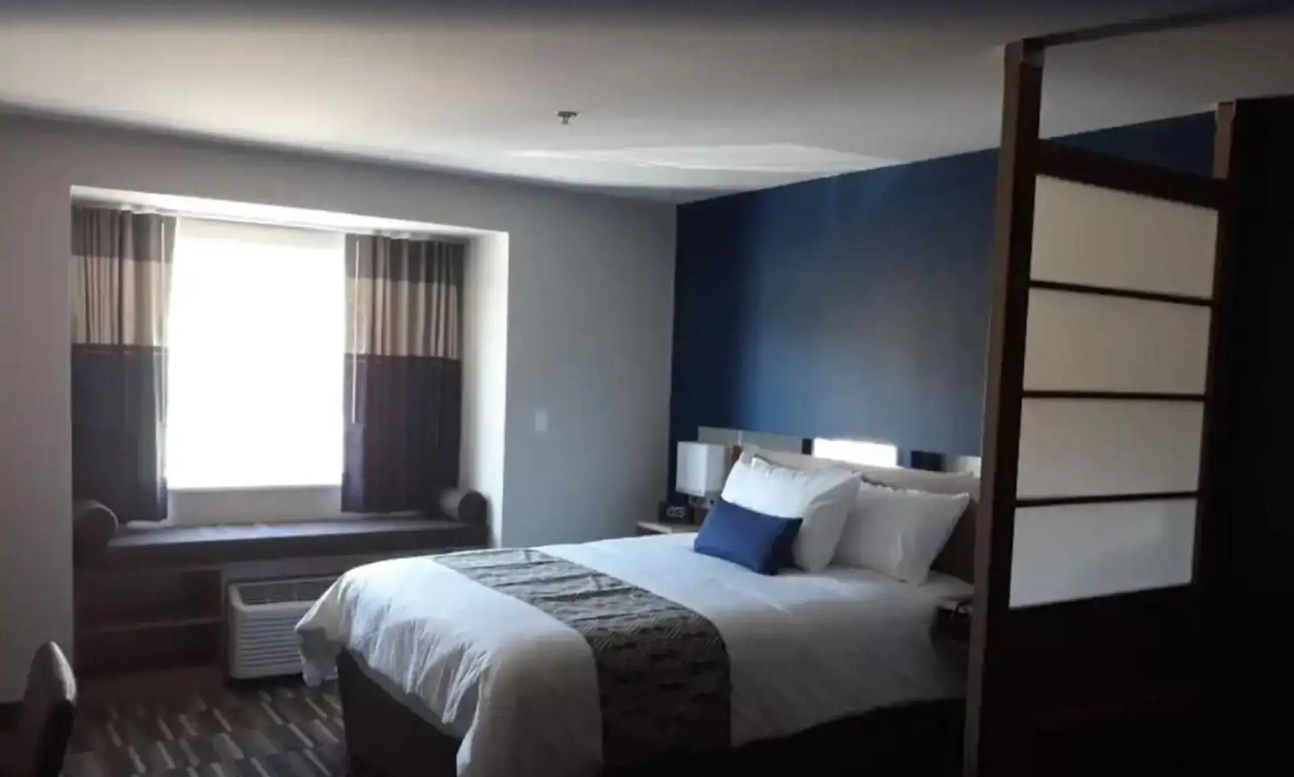 Bed in Microtel Inn & Suites by Wyndham Woodland Park