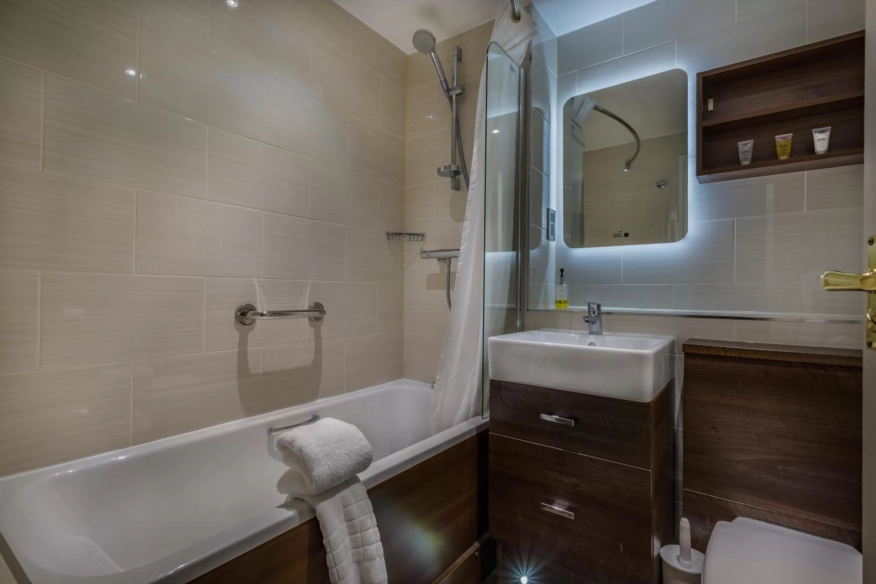 Bathroom in The Admiral Rodney Hotel, Horncastle, Lincolnshire - The Coaching Inn Group