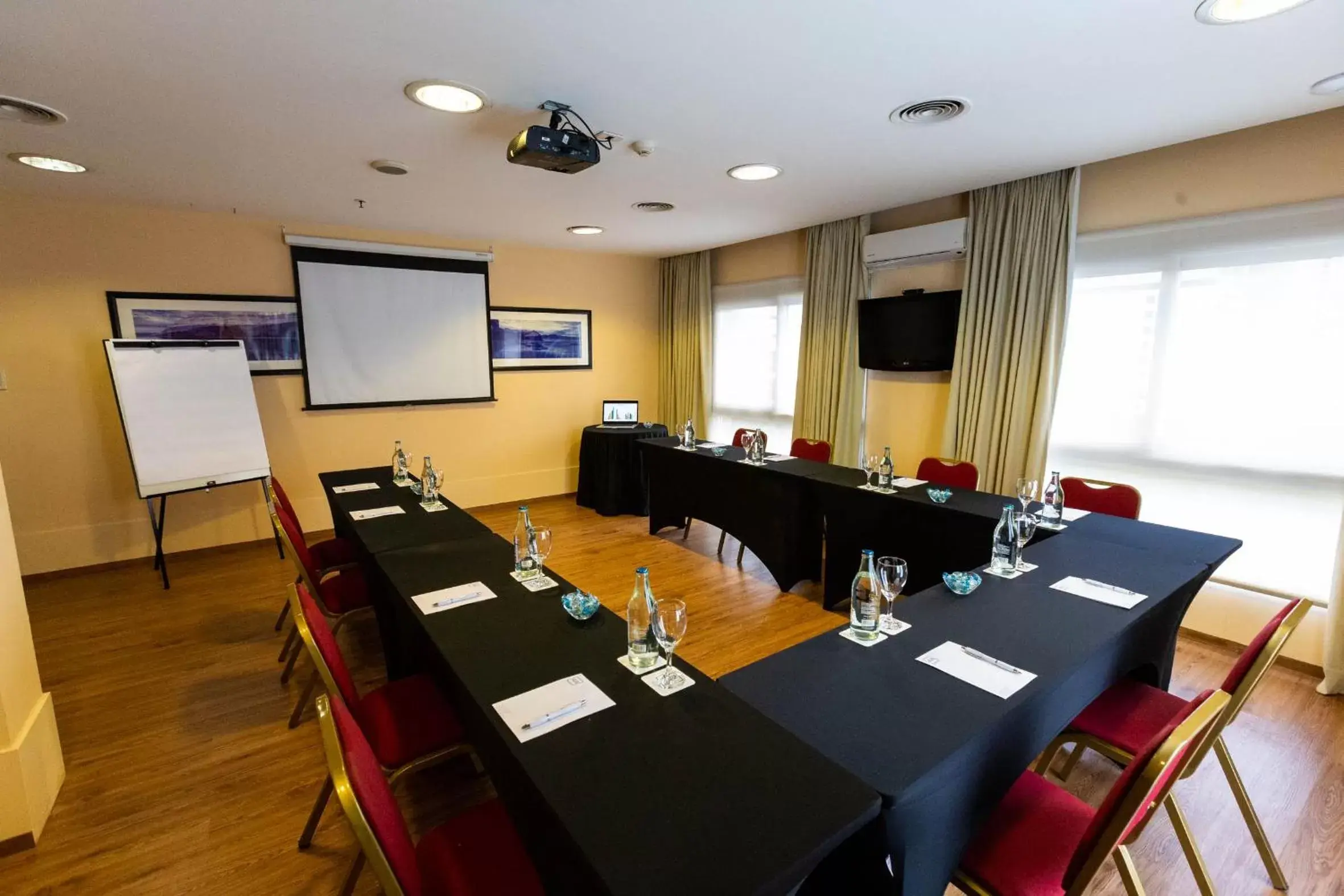 Meeting/conference room in 474 Buenos Aires Hotel