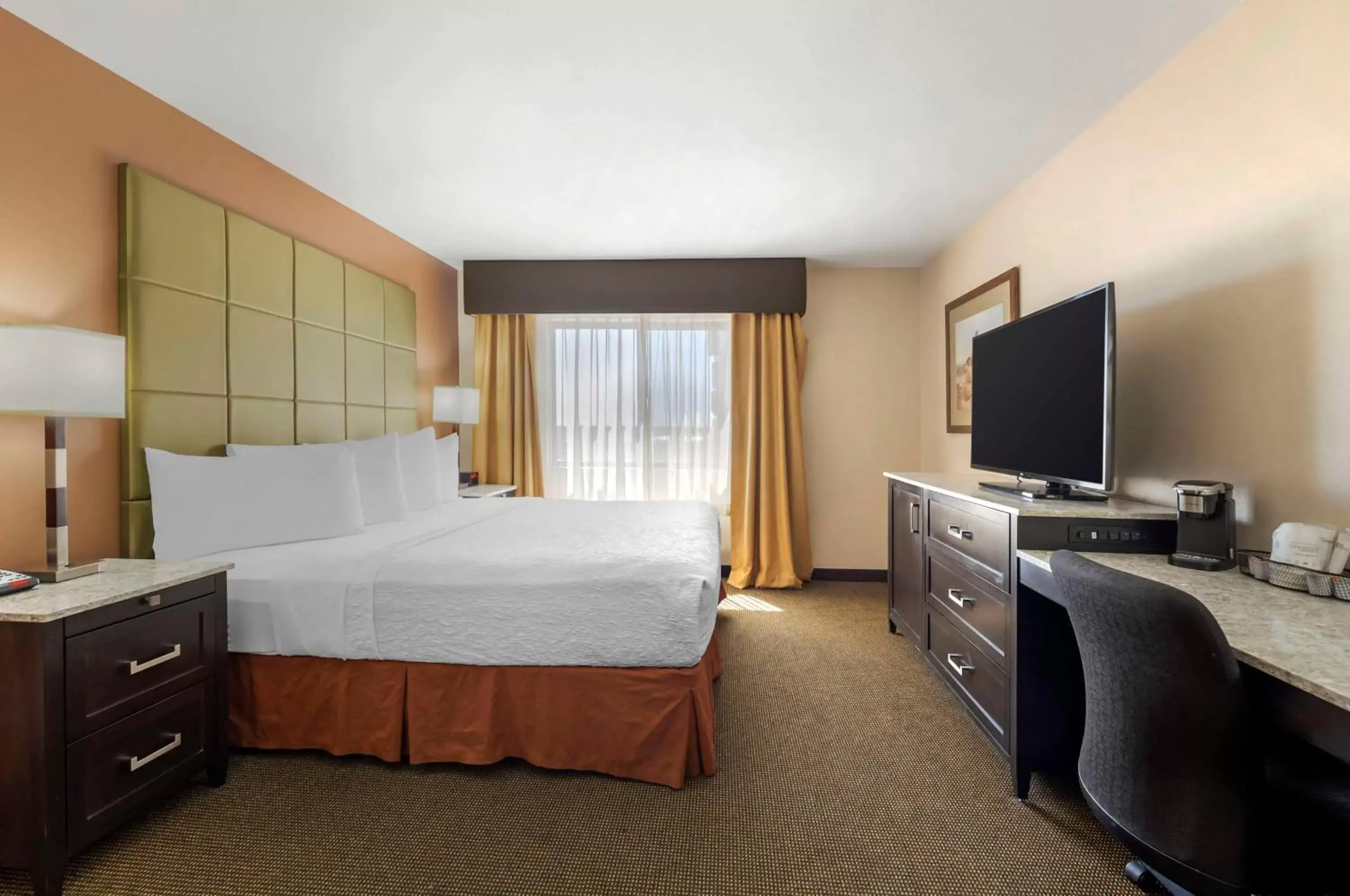 Bedroom, Bed in Best Western Plus Country Inn & Suites