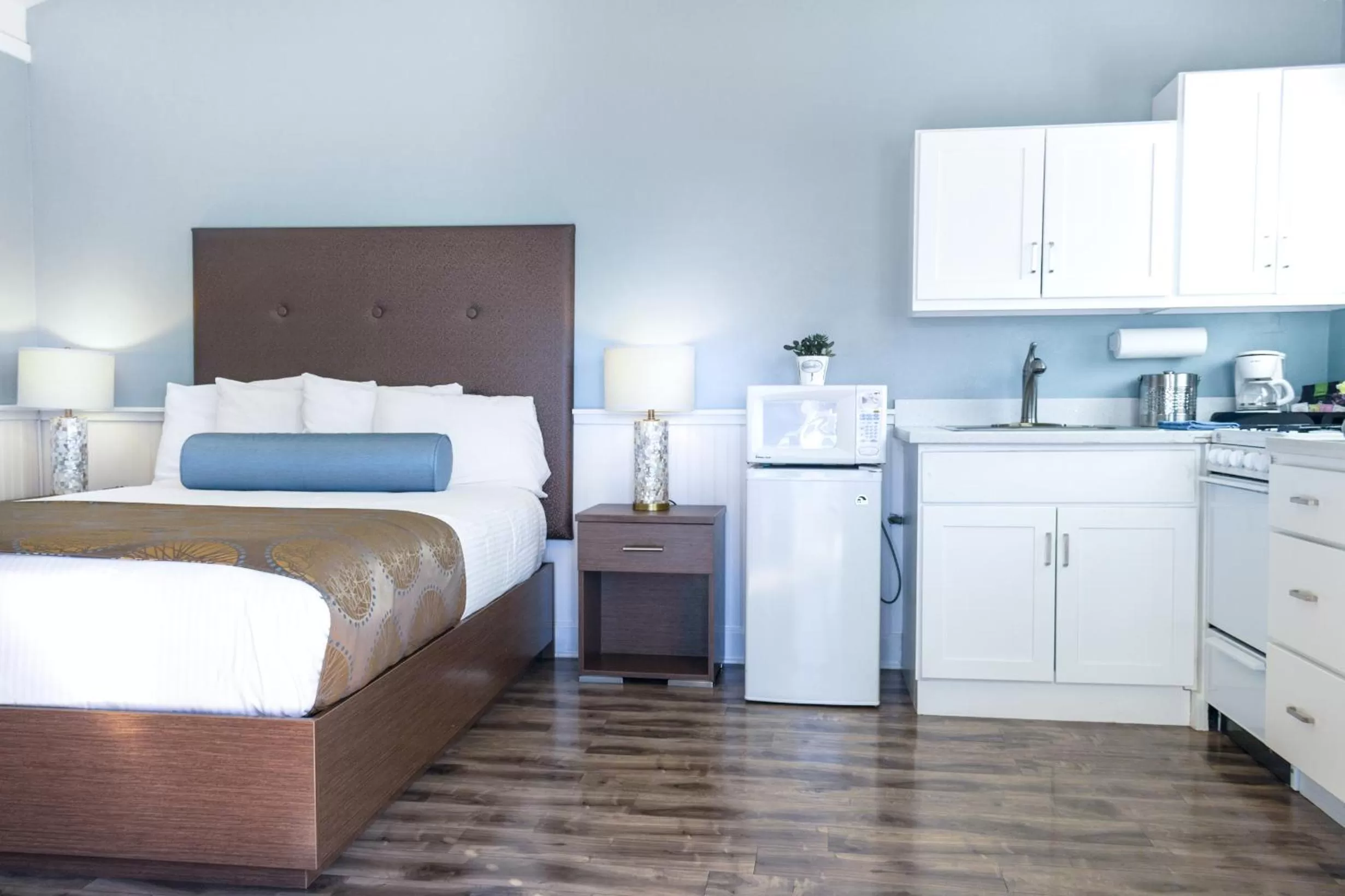 Photo of the whole room, Bed in Ocean Echo Inn & Beach Cottages