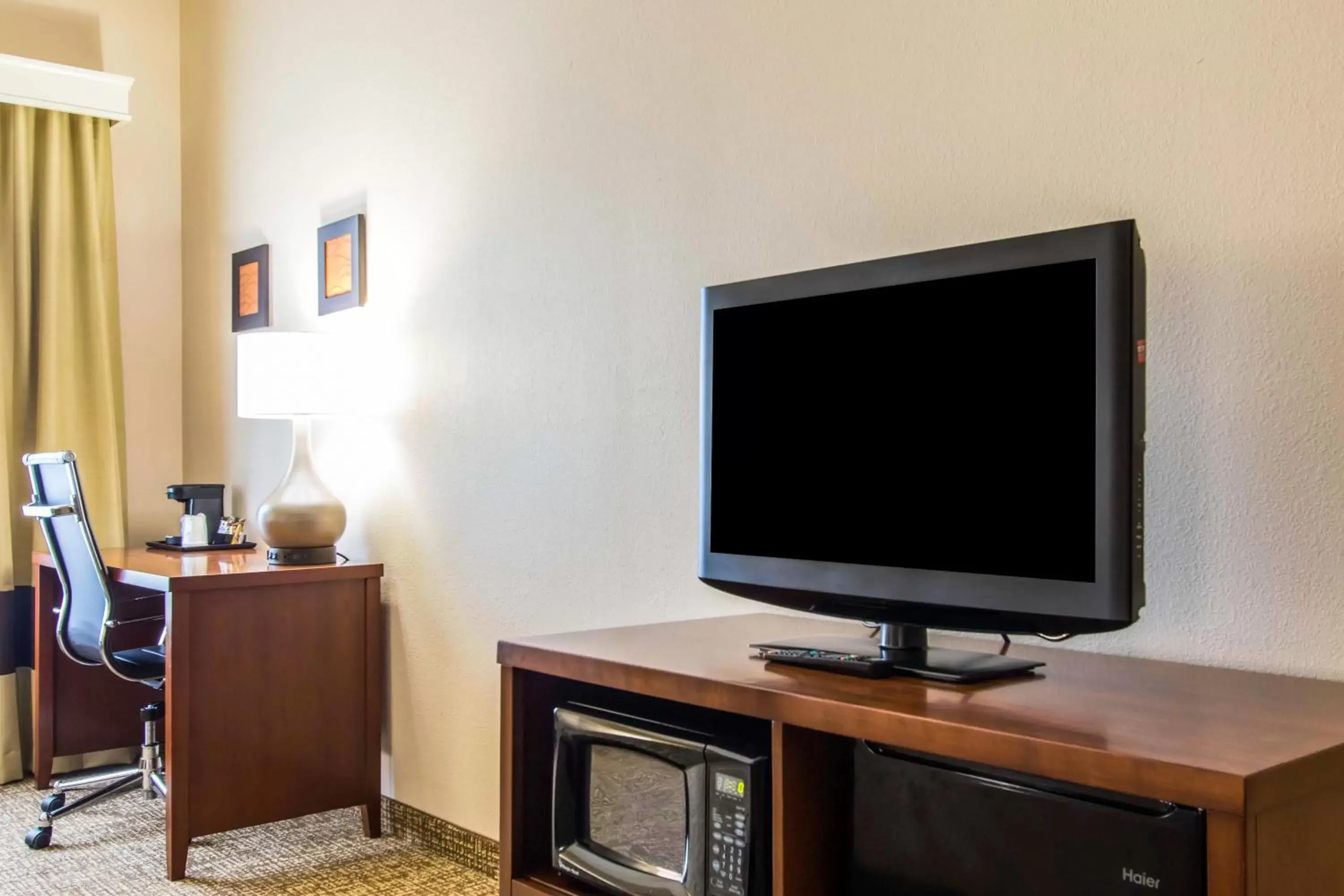 TV and multimedia, TV/Entertainment Center in Comfort Inn & Suites Cave City